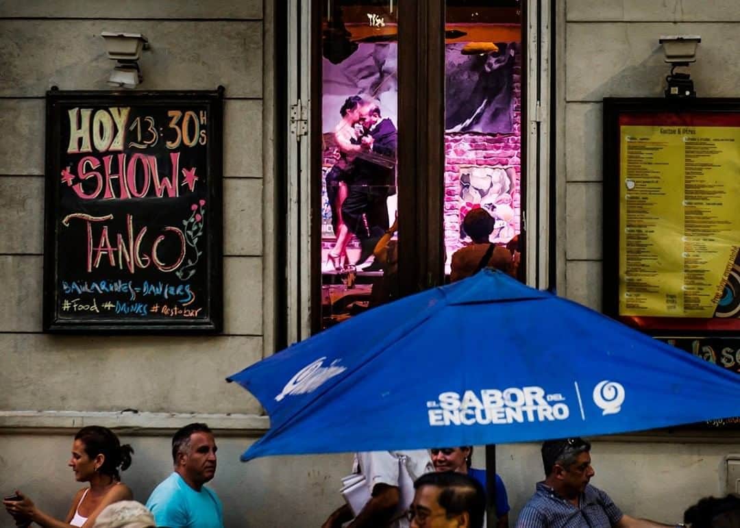 National Geographic Travelさんのインスタグラム写真 - (National Geographic TravelInstagram)「Photo by @dina_litovsky  Every evening tourists and locals can watch couples tango around Buenos Aires's second oldest square, Plaza Dorrego, in the neighborhood of San Telmo. Buenos Aires is considered the birthplace of this sultry dance. For more images, follow me @dina_litovsky.」8月12日 17時09分 - natgeotravel
