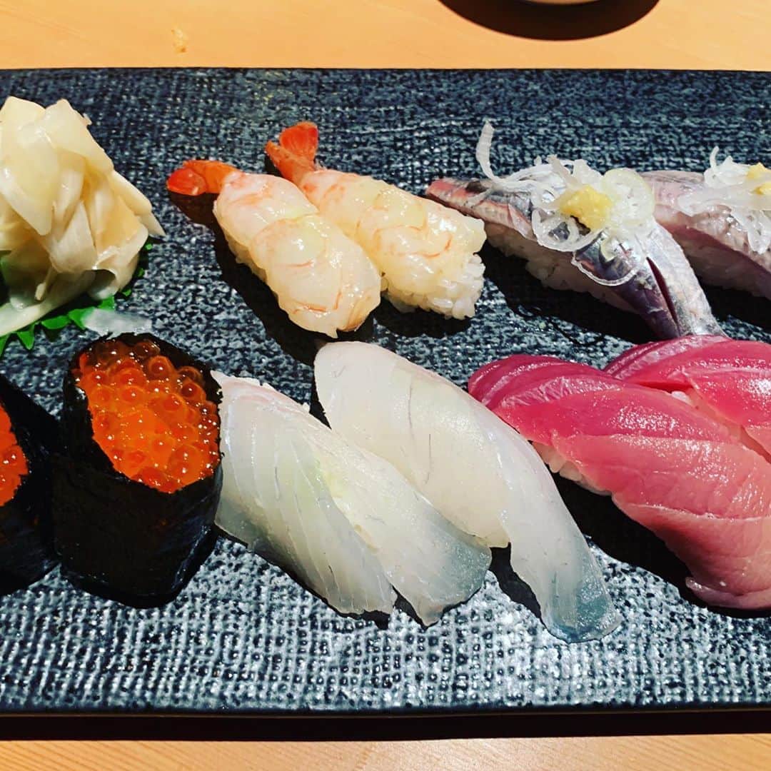 魚金さんのインスタグラム写真 - (魚金Instagram)「魚金では各店舗のマネージャー達が 自分の好みや料理に合わせて お酒のセレクションしています  本日は西新橋魚金の夏酒  阿部勘「純米吟醸 夏酒 金魚ラベル」 阿部勘酒造店(宮城県塩竈市)   すっきり純米吟醸！ 暑い夏をイメージし、 すっきり爽やかに飲める軽快な飲み口の純米吟醸酒です。 ラベルの裏には金魚が泳いでいて涼しげです🌊 今夜は西新橋魚金限定の お寿司つまみながら夏酒なんていかがでしょうか？🍶  #新橋グルメ#魚金#日本酒#sake#寿司 #日本酒好きな人と繋がりたい#虎ノ門グルメ #夏酒#寿司好きな人と繋がりたい #japanesesake #sakestagram#居酒屋 #魚 好きな人と繋がりたい」8月12日 17時11分 - uokin_koho