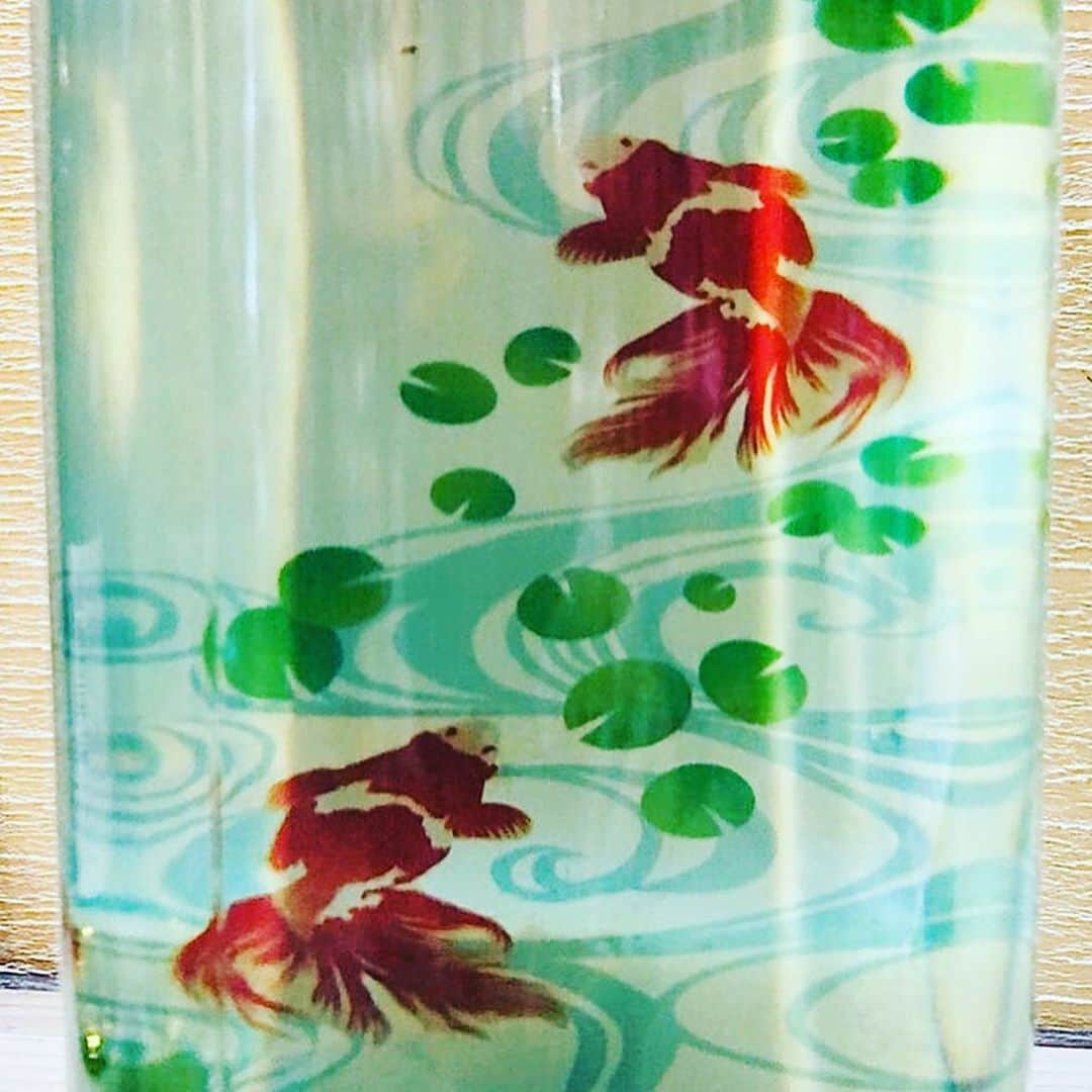 のインスタグラム：「魚金では各店舗のマネージャー達が 自分の好みや料理に合わせて お酒のセレクションしています  本日は西新橋魚金の夏酒  阿部勘「純米吟醸 夏酒 金魚ラベル」 阿部勘酒造店(宮城県塩竈市)   すっきり純米吟醸！ 暑い夏をイメージし、 すっきり爽やかに飲める軽快な飲み口の純米吟醸酒です。 ラベルの裏には金魚が泳いでいて涼しげです🌊 今夜は西新橋魚金限定の お寿司つまみながら夏酒なんていかがでしょうか？🍶  #新橋グルメ#魚金#日本酒#sake#寿司 #日本酒好きな人と繋がりたい#虎ノ門グルメ #夏酒#寿司好きな人と繋がりたい #japanesesake #sakestagram#居酒屋 #魚 好きな人と繋がりたい」