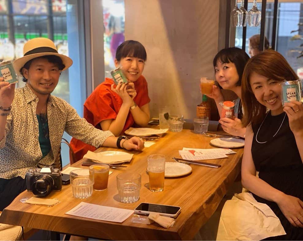 のインスタグラム：「ハワイで人気のフレンチ出身のシェフによるベトナム料理（色々混ざってよく分からないけど美味しい！笑）のお店『THE PIG ＆ THE LADY』が『SOLSO』とコラボしてるので行ってきました🐷🌿 . 早い時間の入店がドリンクもお得！ さらに4500円のコースを頼むとハワイのコナビールとSOLSOのオリジナルギフトも付いてまたまたお得😁✨ （料理は次の投稿で） . 最後の写真は知らぬ間に撮られてた。悪い顔してるw . . #thepigandthelady @pigandtheladyjp #solso #solsopark @solsopark  #恵比寿グルメ #ベトナム料理 #四姉妹会 #暑気払い」