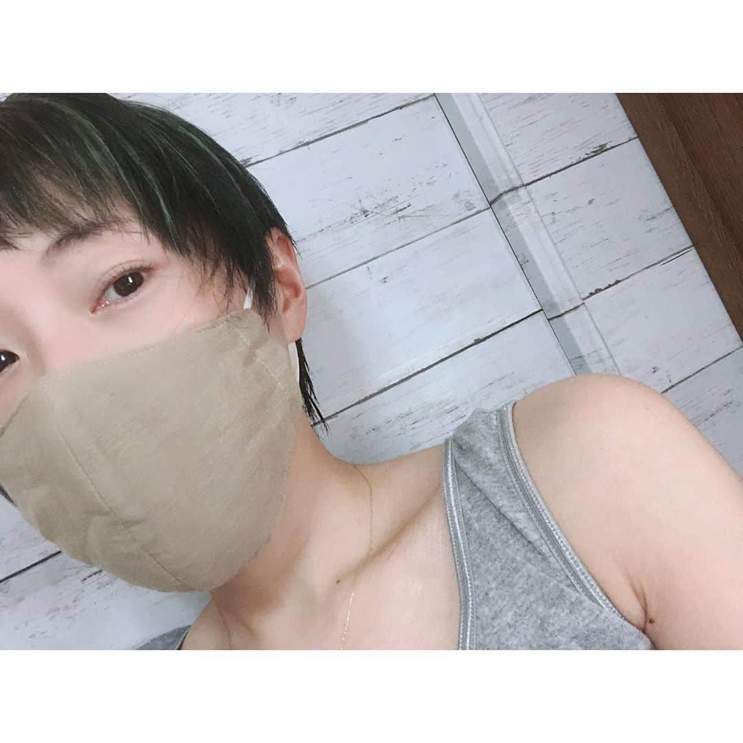 etsucoのインスタグラム：「✱ ✱ ✱ 今度こそウルフにする為に🐺 切ってきました← ✱ よーし！伸ばすぞー！(色々疑問 ✱ 色も入れ直そーっと🌎🌎🌎 ✱ いつもありがとう🙏🏼✨ @kenjinakase  ✱ ✱ #hairsalon #cotora #isecity #newhair」