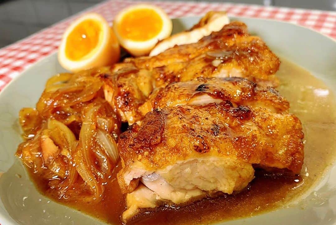 川島章良のインスタグラム：「. . .  今回作ったのは『煮卵のタレで簡単照り焼きチキン』 です。  煮卵を作ったあとにタレを意外と捨てがちなんですが  簡単に再利用プラスめちゃうまですよ。  照り焼きチキンはうまだしです。  煮卵もだしパックダイエットになります。  材料 ・煮卵 1個 ・煮卵のタレ ・とりもも肉 1枚 ・玉ねぎ　1/4個 ・片栗粉　適量 ・サラダ　小さじ1  材料もすくないので鶏肉と玉ねぎあればできちゃいます。 お好みでマヨネーズもいいですよね。 もっと甘くしたい人は砂糖プラスするとより照り焼きぽくなりますよ。  だしパックダイエット本もよろしくお願いします。  #だしパックダイエット  #かわだしクッキング  #照り焼きチキン #煮卵 #ダイエットレシピ #だしパック料理研究家  #ダイエット #チキン」