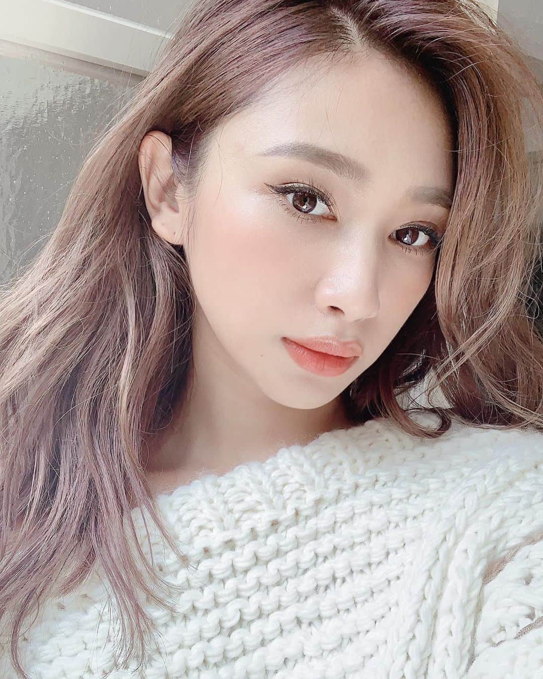新井ニーニャのインスタグラム：「🍃﻿ ﻿ ﻿ ﻿ ここ最近ちょっと感動したものがあるんだけど、今まで『痛そう…』で懸念してきたハーブピーリングに挑戦してきたの…❣️﻿ ﻿ 通常エステの10回分と言われるハーブピーリングのハード！ソフトはダウンタイムもなく痛くないと聞くけど、ハードは『痛い！』との噂でハイフも痛くて泣きそうになる痛みに弱いタイプなので避けてきたの🤣﻿ ﻿ でも、撮影をきっかけに美肌作りと身体作りを改めて頑張ろうと思って、まずは基盤から変えるために意を決して挑戦したわけですよ。﻿ ﻿ ﻿ 結論から言うと、﻿ 【めっっっっっちゃ良かった‼️】﻿ ﻿ ﻿ なぜかというと、痛くなかったの。笑﻿ 夏は日焼け止め塗っても真っ黒になるぐらい焼けやすくて、赤くならずにヒリヒリすることもなく、肌は強い方。だからなのか全然痛くなかった🥺💕✊🏽笑﻿ ﻿ ﻿ 施術する時にハーブを塗り込むんだけど、天然成分だけで肌の古い角質を除去してくれるものがハーブピーリング🌿﻿ 終わった後もちゅるちゅるになるんだけど、私がやったハードタイプはダウンタイムがあって5日間顔を水で濡らしちゃダメなもの！あとは人によって顔全体に剥離があるらしい！﻿ ﻿ この5日間は顔洗えなくてつらかったけど、剥離もそんなになく6日目洗顔した瞬間の肌の生き返りっぷりが凄くて凄くて。﻿ ﻿ もうね、ぷりっぷりん。プルッ﻿ ぷりぷりっ💕﻿ って感じになる🤣←語彙力﻿ ﻿ ﻿ クリニックとかで扱ってるケミカルピーリングは、肌の表面を薬で溶かしてるから肌が弱くなってしまうらしいの。ハーブピーリングは天然由来のものだけだから、肌を健康な状態にしてくれるのにぷりぷりになるって本当凄くて感動しました🥺🙏✨✨﻿ ﻿ ﻿ ニキビに悩む人は、回数重ねると薄くなるしニキビ肌が改善されるらしい😊﻿ 私はダウンタイムがキツかったから、さらに痛いけどダウンタイムがない最新のハーブピーリングを次回試そうと思ってます😍﻿ ﻿ 肌のごわつきもくすみもなくなって、本当おすすめ😘😍😘✊🏽💕ソフトは初回10,000円で、ハードは初回15,000円だったから、気になる人は行ってみると良いと思いまつ😆😆😆(私の特典とかじゃなく、誰でもそうみたい)﻿ ﻿ ﻿ スワイプで﻿ 施術中→パック中→終わった後﻿ をのせておきます🙌﻿ ちゅるちゅる、伝われーー🤣‼️✊🏽﻿ ﻿ ﻿ #美肌アンチエイジング専門ミマメディカルエステ #bihada_mme #赤坂見附徒歩1分﻿ #ハーブピーリング #ピーリング #ハーブピーリングハード #ハードピーリング #ダウンタイム #美肌 #肌ケア #赤ちゃん肌 #ぷりぷり肌 #ケミカルピーリング #レーザー #水光注射 #シャネル注射 #美容 #美容マニア #美容オタク #アンチエイジング」