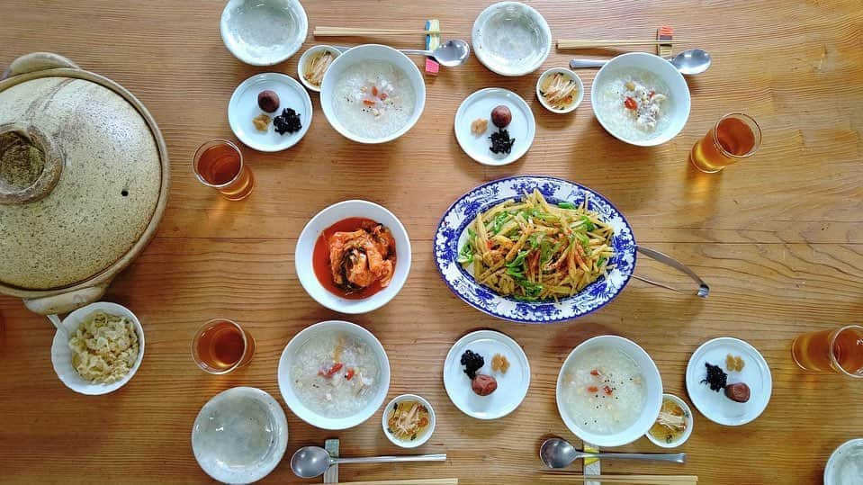 青山有紀さんのインスタグラム写真 - (青山有紀Instagram)「まかない。 干し貝柱と鶏肉と生姜、松の実の薬膳粥。 @aoyakyoto のオーガニックくこの実と黒胡椒乗せ。 じゃがいもと万願寺とうがらしの豆豉炒め #青家の唐辛子　がけ🌶 6年ものの梅干し、岩海苔のあえ物、いぶりがっこ キャベツの#マイキムチ　 暑いからといって冷たいものばかりにならないように。土鍋で簡単に作れる鶏肉のお粥をたまに食べると氣を補って胃腸が温まり、調子が整います☺️ #寿養茶 #薬膳 #青山有紀 #青山有紀ごはん」8月12日 17時18分 - yukiaoya