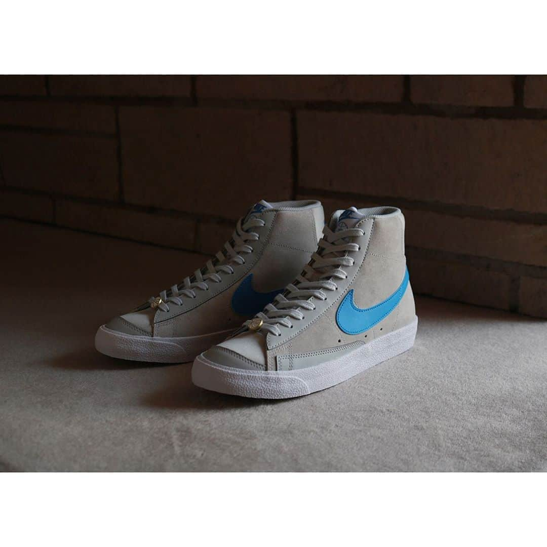 A+Sさんのインスタグラム写真 - (A+SInstagram)「2020 .8 .15 (sat) in store﻿ ﻿ ■NIKE BLAZER MID ’77 NRG EMB﻿ COLOR : GRAY FOG﻿ SIZE : 26.0cm - 29.0cm﻿ PRICE : ¥12,000 (+TAX)﻿ ﻿ いつの時代にもフックするヴィンテージスタイル。およそ50年前にバスケットボールシューズとしてポートランドを代表するNBAチーム、"トレイル・ブレイザーズから命名された"BLAZER"。今作は1977年に誕生した"BLAZER '77より、ニューヨークのブルックリンにある、リゾート地区 "コニーアイランド" に敬意を表したカラーで登場。スウェード仕立てのアッパーはグレーにブルーのスウッシュを配置し夏らしいカラーリング。シューズの歴史を称えバスケットボールのデュブレをセット。 ﻿ Vintage style that hooks anytime.﻿ Approximately 50 years ago, "BLAZER", which was named from Trail Blazers, an NBA team that represents Portland as a basketball shoe. This work is a resort in Brooklyn, New York from "BLAZER '77" born in 1977. Appeared in a color that honors the district "Coney Island". The suede upper has gray blue swoosh and has a summery coloring. A duvet of basketball is included to celebrate the history of shoes.﻿ ﻿ #a_and_s﻿ #NIKE﻿ #NIKEBLAZER﻿ #NIKEBLAZERMID﻿ #NIKEBLAZERMID77 #NIKEBLAZERMID77VINTAGE」8月12日 17時21分 - a_and_s_official