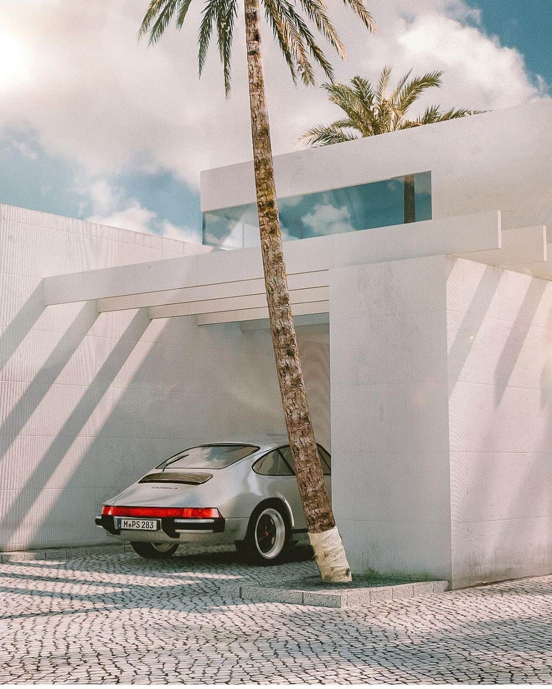 WATCHMANIAさんのインスタグラム写真 - (WATCHMANIAInstagram)「Day dreaming.  @paymanschall 📸  #porsche #911」8月12日 17時25分 - watchmania