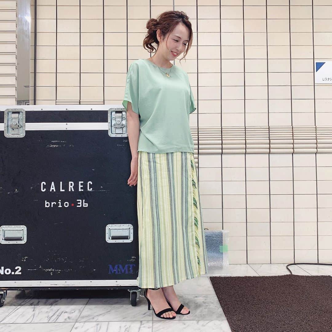 若林翔子のインスタグラム：「.﻿ .﻿ ブレイク！﻿ 爽やかグリーンな衣装♡﻿ ﻿ 今日は荷物がたくさん置いてあったので﻿ こんな感じの写真になりました笑。﻿ ﻿ これもこれでありかな笑。﻿ ﻿ #ミヤギテレビ #ちょっとブレイクタイム﻿ #衣装　#緑　#グリーン﻿ #夏ですね　#暑いですね﻿ #宮城　#仙台　#タレント　#モデル　#若林翔子」