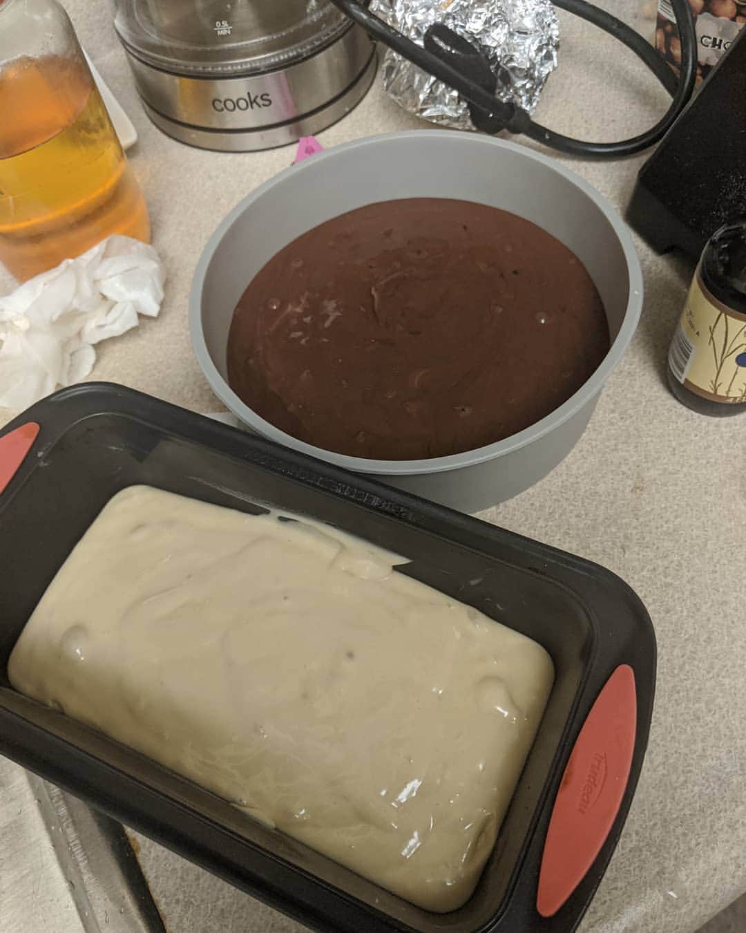 アマルのインスタグラム：「夜中のケーキ作り😁とお片付け😑チョコケーキは男子用(Ajとディーン)。レモンケーキはあたしとAj。明日食べるの楽しみ。  Baking at night 😁and clean up😑made chocolate cake for the boys (AJ and Dean) and long cake for me and AJ 💕looking forward eating them tomorrow ❤️  Good night 🌠」