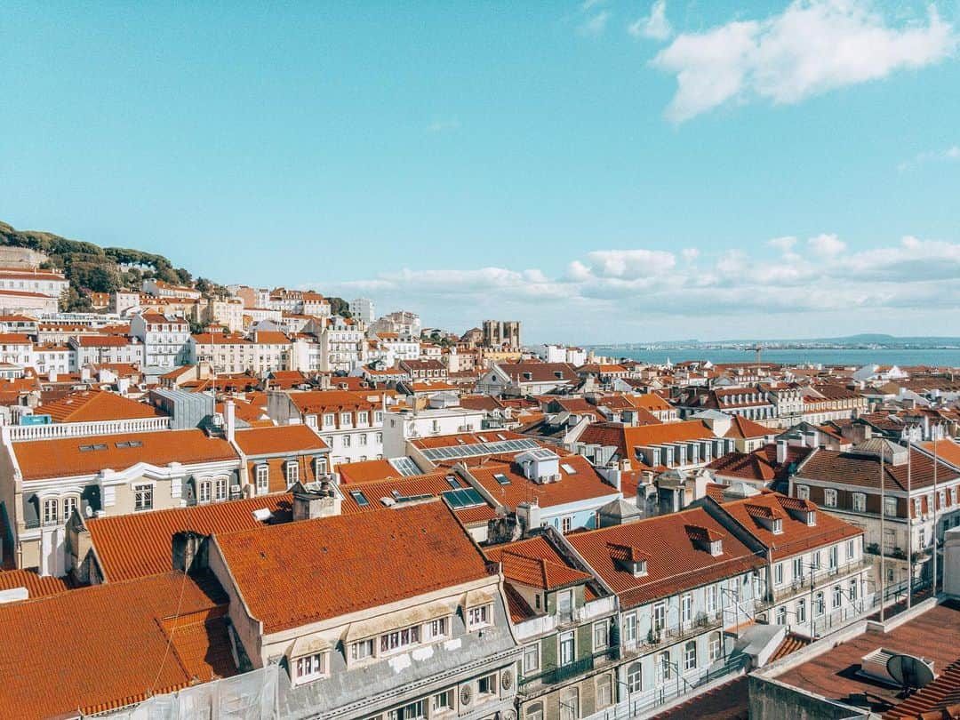 YUINAのインスタグラム：「.﻿ .﻿ The beautiful cityscape hugged me,﻿ this heat is killing me tho☀️﻿ ﻿ ﻿ #🇵🇹﻿ #ポルトガル﻿ #リスボン #猛暑」