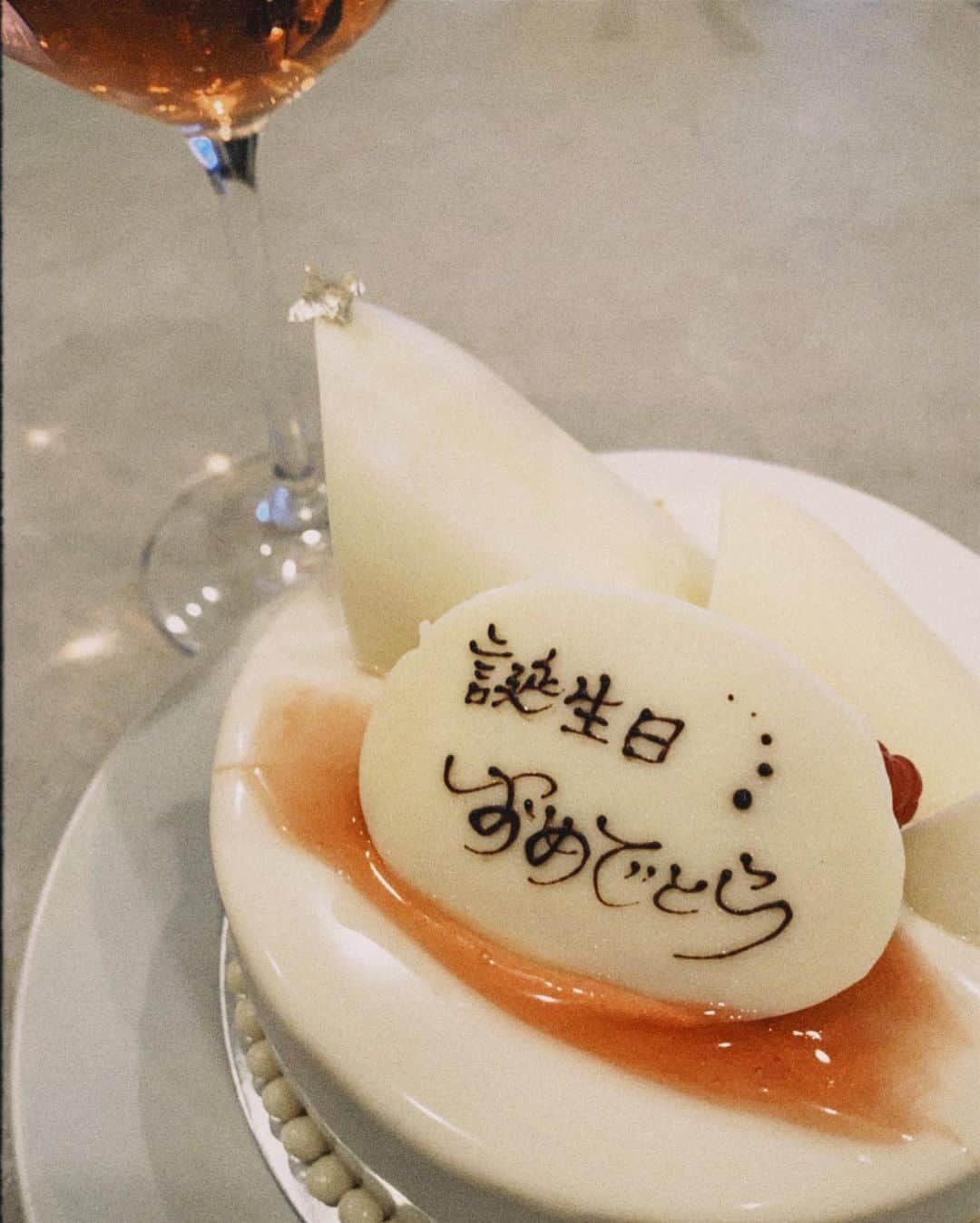 のインスタグラム：「今年の誕生日はおうちでまったりと。 @grandhyatttokyo の桃のムースのケーキ すっごく美味しかった😌🍑  皆さまお祝いメッセージ沢山ありがとうございます、 幸せです！」