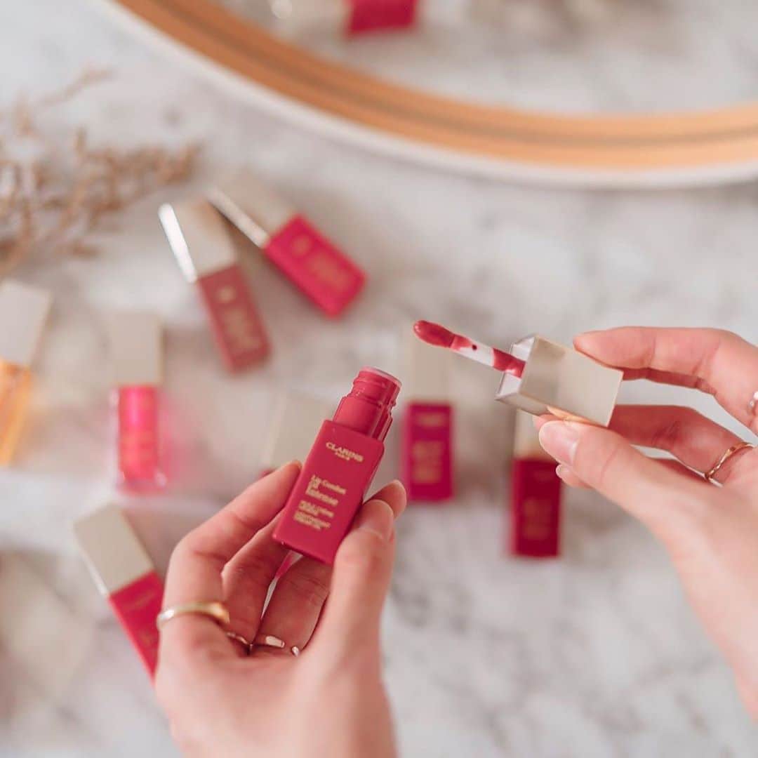 ClarinsUKさんのインスタグラム写真 - (ClarinsUKInstagram)「Have you tried our new Lip Comfort Oil Intense? 💋 . Discover a vibrant colourful mirror-shine effect, infused with tinted pigments for buildable long wearing colour. . 📸 Image via @beccabeczten . #LipComfortOilIntense #ClarinsMakeup」8月12日 17時35分 - clarinsuk