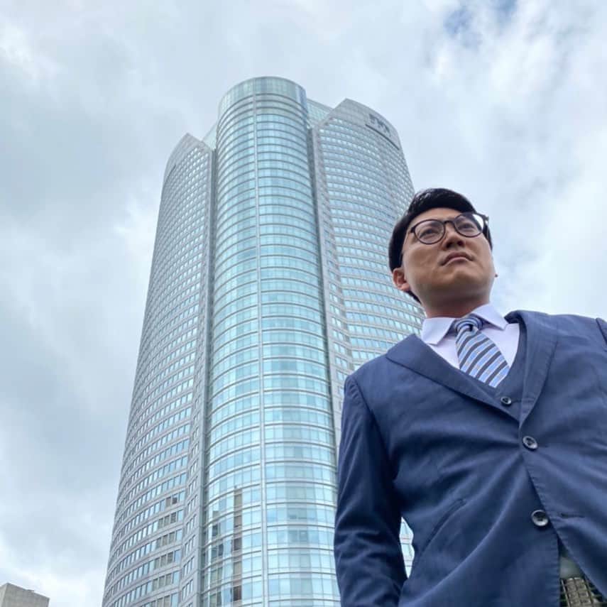 上田航平のインスタグラム：「今夜19時から。 #有吉の壁 #この人と出ます #チェだけでビルを建てた男」