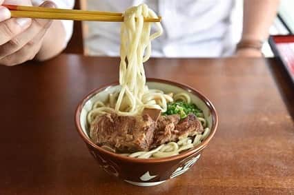 現地発信の旅行サイト「たびらい」のインスタグラム：「皆さん、現在開催中の『沖縄好きが選ぶ！沖縄そば総選挙2020』参加されましたかー？🥳  回答は🌺沖縄好きor沖縄そば好きならどなたでもOK。沖縄で食べた忘れられない一杯をご回答下さい☺️❤️  いただいた回答は後日集計し、ランキング記事として公開します🥢本日のたびらいストーリーズのリンクより回答頂けます！皆さんの参加待ってますよ〜🥳✨  ※写真の並びはランキング順位ではありません。 #okinawa #okinawajapan #沖縄そば #沖縄そば総選挙 #沖縄そば #沖縄グルメ #沖縄そばじょーぐー #沖縄 #沖縄県 #沖縄好きな人と繋がりたい #沖縄観光 #沖縄行きたい病 #沖縄そばランキング」