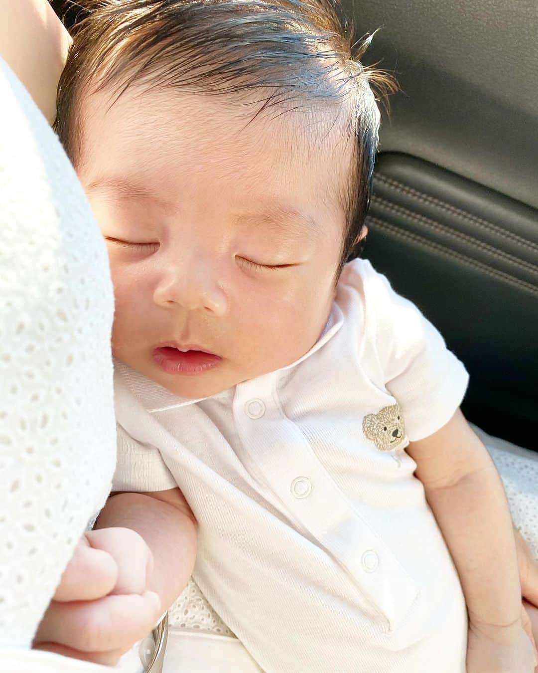 のインスタグラム：「👶🏻😴😪💤🌟 . #天使の寝顔シリーズ 👼 最後の1枚はご愛嬌😂💕 . . #6月生まれベビー #2020ベビー #令和2年ベビー #男の子ママ #新米ママ #生後1ヶ月 #生後1ヶ月ベビー #成長記録 #育児記録 #親バカ部 #新米ママと繋がりたい #新米ママさんと繋がりたい #ママライフ #寝顔が天使 #天使の寝顔」