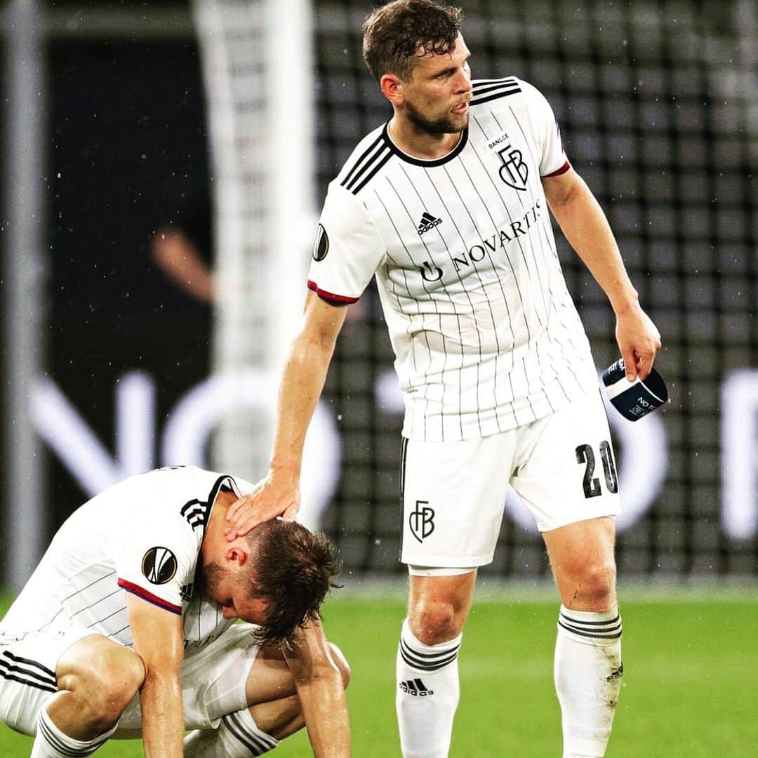 のインスタグラム：「Grosse Enttäuschung gestern Abend! Leider kein gutes Spiel von uns.😔  Trotzdem dürfen wir stolz sein, auf das was wir dieses Jahr international erreicht haben!   Also Kopf hoch Jungs, die Saison ist noch nicht zu Ende!💪💪💪 @fcbasel1893  #immerweiter #zämmestark #fürimmerrotundblau❤️💙」