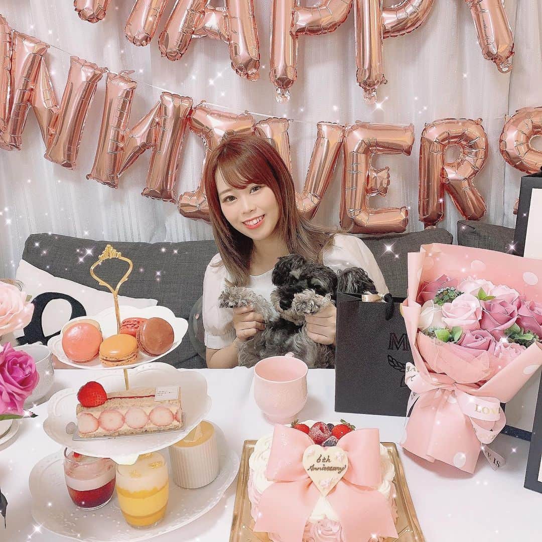 りなてぃんさんのインスタグラム写真 - (りなてぃんInstagram)「𓂃 𓈒𓏸 ㅤㅤ ㅤㅤ ♡𝟘𝟠𝟘𝟝🧁ℍ𝕠𝕜𝕦𝕥𝕖𝕖𝕟 𝕔𝕡☁️♡ 𝟞 𝕪𝕖𝕒𝕣𝕤 𝕒𝕟𝕟𝕚𝕧𝕖𝕣𝕤𝕒𝕣𝕪🎁！ ㅤㅤ ㅤㅤ 𓂃 𓈒𓏸 ㅤㅤ 飾り付けもケーキの注文も 全部ほくてぃんがやってくれた🐻💓 ㅤㅤ センス良すぎ！！！！₍ ᐢ..ᐢ ₎♡ 私好み！！ありがとう😭！！！  一人で写ってるけど ほくてぃんが記念に撮りたい！って 言ってくれて撮りました（笑）🥺💭  二人Ver.も載せるね！‪୧( ⸝⸝ᵕᴗᵕ⸝⸝⸝ )୨ ‬ ㅤㅤ ㅤㅤ 𓂃 𓈒𓏸 ㅤㅤ  ㅤㅤ #カップル　#カップルフォト  #記念日　#記念日プレゼント  #同棲　#同棲カップル #マカロン　#韓国マカロン #記念日ディナー #記念日サプライズ  #記念日デート #記念日ケーキ  #カップルグラム　#ロリオリ365  #アフタヌーンティー」8月12日 17時40分 - rinateen_max