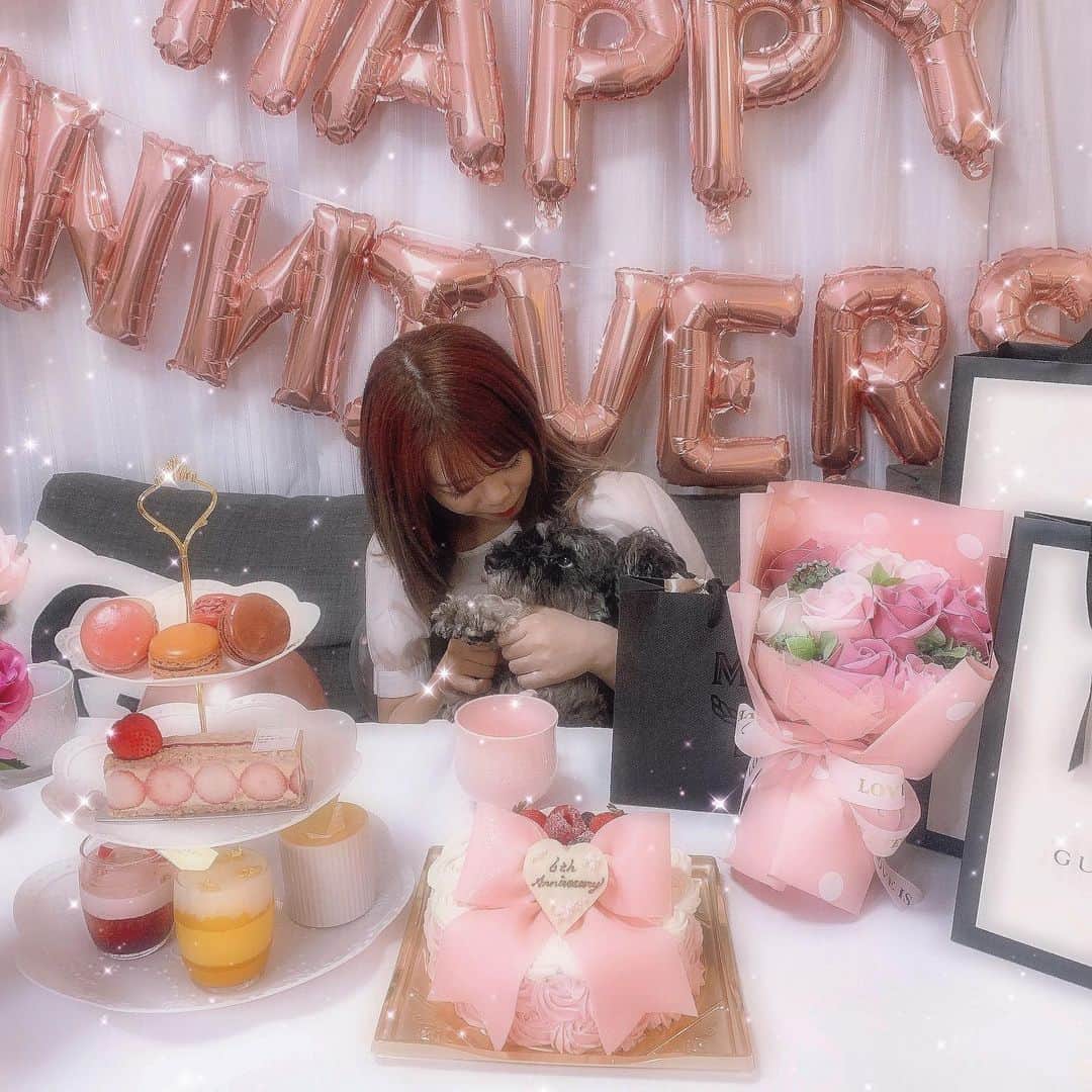 りなてぃんさんのインスタグラム写真 - (りなてぃんInstagram)「𓂃 𓈒𓏸 ㅤㅤ ㅤㅤ ♡𝟘𝟠𝟘𝟝🧁ℍ𝕠𝕜𝕦𝕥𝕖𝕖𝕟 𝕔𝕡☁️♡ 𝟞 𝕪𝕖𝕒𝕣𝕤 𝕒𝕟𝕟𝕚𝕧𝕖𝕣𝕤𝕒𝕣𝕪🎁！ ㅤㅤ ㅤㅤ 𓂃 𓈒𓏸 ㅤㅤ 飾り付けもケーキの注文も 全部ほくてぃんがやってくれた🐻💓 ㅤㅤ センス良すぎ！！！！₍ ᐢ..ᐢ ₎♡ 私好み！！ありがとう😭！！！  一人で写ってるけど ほくてぃんが記念に撮りたい！って 言ってくれて撮りました（笑）🥺💭  二人Ver.も載せるね！‪୧( ⸝⸝ᵕᴗᵕ⸝⸝⸝ )୨ ‬ ㅤㅤ ㅤㅤ 𓂃 𓈒𓏸 ㅤㅤ  ㅤㅤ #カップル　#カップルフォト  #記念日　#記念日プレゼント  #同棲　#同棲カップル #マカロン　#韓国マカロン #記念日ディナー #記念日サプライズ  #記念日デート #記念日ケーキ  #カップルグラム　#ロリオリ365  #アフタヌーンティー」8月12日 17時40分 - rinateen_max