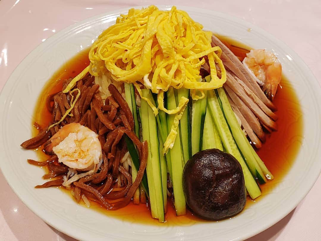 葉山いくみのインスタグラム：「今日のランチは神保町の揚子江菜館へ。 神保町だしカレーと迷ったんだけど、歩いてたら冷たい麺の気分になったので冷やし中華にしました🍥 冷やし中華発祥のお店なんだって！ おいしかったー😋🍴💕  #揚子江菜館」