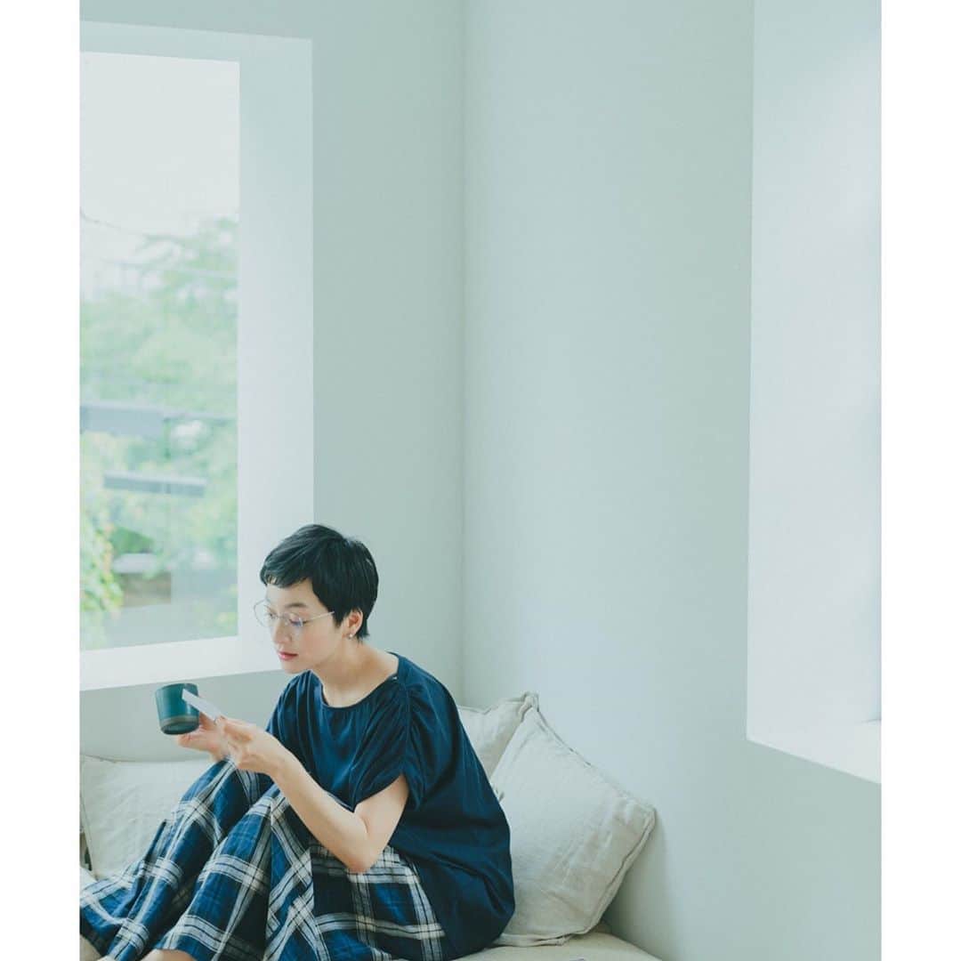 高山都さんのインスタグラム写真 - (高山都Instagram)「#コーヒーとチェック @studioclip  開けても閉めても、上下バラバラでも。 家でも外でも。 好きなように、ラフに着ちゃえる服。 これは、ブルーのチェック。  photo @nobukikawaharazaki  hairmake @chikasuzuki1  styling @naokogencho」8月12日 17時46分 - miyare38