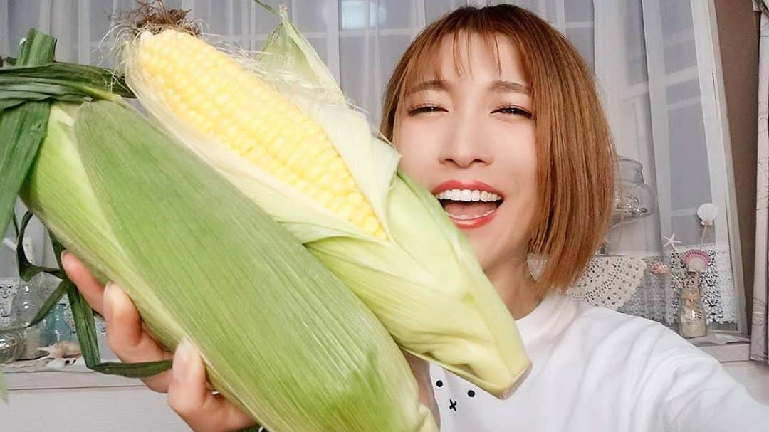 のインスタグラム：「YouTube！果実より甘い生とうもろこしを食べながら初生配信！  告知が急だったので 生参加出来なかった方すみません  アーカイブをYouTubeに載せました🎀  1時間あるので時間があるときでも観てね💪  怪奇現象がいろいろありましたww  「生とうもろこし」糖度が半端なかった！「かいぶつマーケット」で検索すると購入出来るので食べてみてね♥  #プロフィールからyoutube飛べます #生配信 #LIVE #YouTubeLIVE #とうもろこし #生でも食べれる #甘い甘い #スイーツ #かいぶつ農園 #長野 #まるで芸術品 #大食い」
