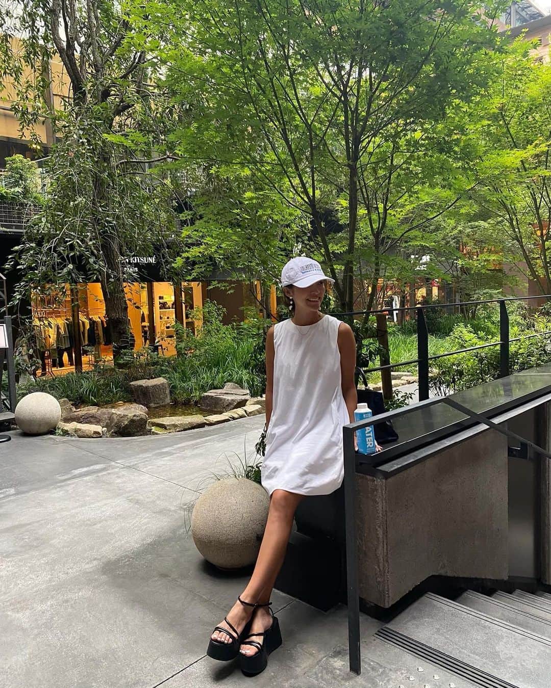 のインスタグラム：「久しぶりに着た @yokochanjapan のワンピース🤍🤍🤍 長く大切に着ています🌻 ・ キャップは会う人みんなに私っぽいと突っ込まれる"HEALTH CLUB"と書かれたお気に入り😂🤍 ・ OP/// #yokochan SHOES/// #gianvitorossi  CAP/// #sportyandrich  ・ ・ #ootd #coordinate #fashion #新風館 #kyoto」