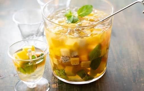 Dole_jp ドール ジャパンのインスタグラム：「清涼感満点🍧✨ . 見た目も涼しく、フルーツも摂れる夏にぴったりなドリンクレシピをご紹介いたします。 . . 本日のレシピはこちら 【サマーフルーツサングリア🌴】 . . ✏️材料（3人分） ・パイナップル  1/6個 ・バナナ  １本🍌 ・メロン  30ｇ ・ドラゴンフルーツ  1/4個 ・キウイ  1/2個 ・りんごジュースまたは白ぶどうジュース  400ml ・水  100ml ・レモン汁  大さじ２ ・氷  適量 ・ミント  適量🌱 . . ✏️作り方 1. パイナップルは皮と芯を除き、1.5㎝角に切る🍍 メロン、ドラゴンフルーツ、キウイも皮をむいてそれぞれ1.5㎝角に切る。 バナナは皮をむいて１㎝の輪切りにし、さらに十字に切る🍌 . . 2. 容器に１のフルーツとレモン汁、ジュース、水を入れ冷蔵庫で１時間以上冷やす。 . . 3. 氷を入れたグラスに２を注ぎ、ミントを添える😝 . . サングリアでもジュースを使用しているのでどなたでも美味しく飲んで頂けます🍹 . 皆さんの好きなフルーツを入れてお気に入りの1杯を作ってみてください💫 . ご感想お待ちしております‼️ . . #ドール #dole #フルーツ #パイナップル #バナナ #ヘルシー #カフェご飯 #時短レシピ #レシピ #健康 #おやつ #簡単レシピ #pineapple #recipe #instafood #vegetables #fruits #foodie #recipe #instafood #cooking」