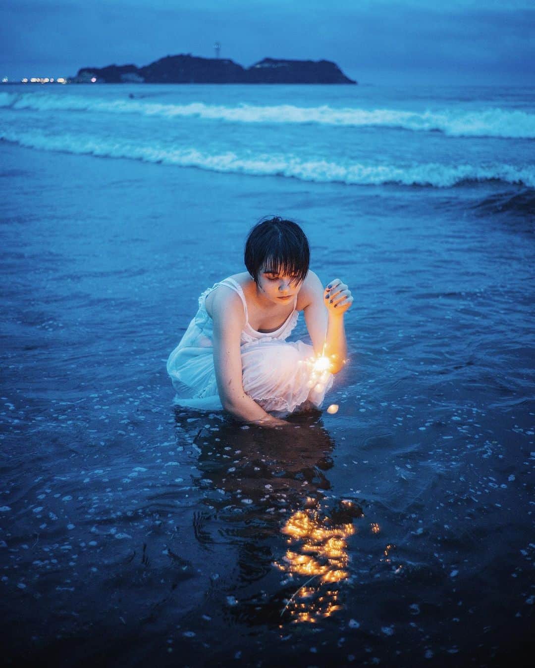 haru wagnusのインスタグラム：「Sea flower  ㅤㅤㅤㅤㅤㅤㅤㅤㅤㅤㅤㅤㅤ ㅤㅤㅤㅤㅤㅤㅤㅤㅤㅤㅤㅤㅤ 花火って水中でも燃え続けるって知ってた？　そんな花火と同じく、ぼくたちの写真への心の火を、どんなことがあっても消さないで生きていきたいよね。 ㅤㅤㅤㅤㅤㅤㅤㅤㅤㅤㅤㅤㅤ ㅤㅤㅤㅤㅤㅤㅤㅤㅤㅤㅤㅤㅤ #wagnusの写真教室  ㅤㅤㅤㅤㅤㅤㅤㅤㅤㅤㅤㅤㅤ 8月末にフォトウォーク教室をします。今度は浴衣や甚平を着てのフィルムカメラ撮影です。残り僅かですので、ぜひご参加ください✨詳細は @curbonjp にて。 ㅤㅤㅤㅤㅤㅤㅤㅤㅤㅤㅤㅤㅤ」