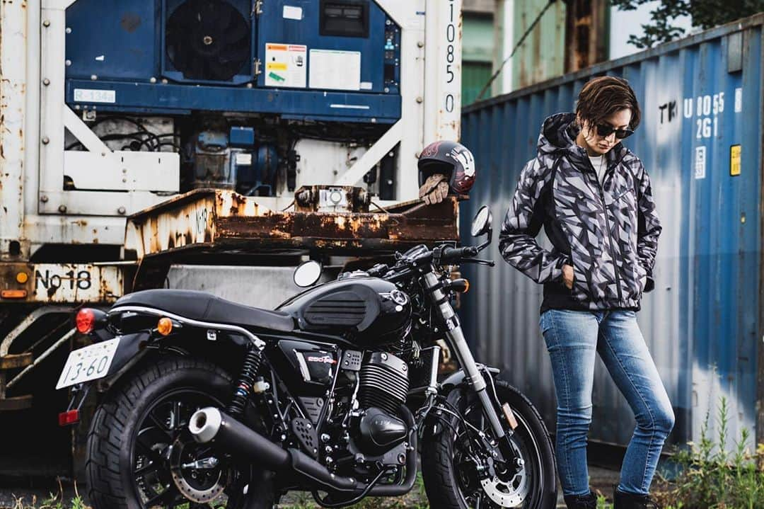 真矢さんのインスタグラム写真 - (真矢Instagram)「・﻿ ・﻿ 《GPX-250》﻿ ﻿ 250ccのバイクは、鹿児島でレンタルでCBRに乗ったぐらいで、ほぼ未知の世界。﻿ ﻿ 3台目のバイク買うとしたら、250ccかな〜とは思ってるけど、現実的ではないね😂💸🏠﻿ ﻿ CBR乗った時も、GPX乗った時も、﻿ パワーの物足りなさは否めなかった😅﻿ ﻿ でも手軽に乗れるっていうのが、やっぱり魅力的✨﻿ ﻿ HARLEYもbimotaも、チョイ乗りはまずできないというか、しないよね😅﻿ ﻿ 乗るならガッツリ走りたい👊﻿ ﻿ GPX250は、さほどクセは感じなく、とても乗りやすいバイクだと思いました👍﻿ ﻿ ﻿ Model : MAYA﻿ Photo : Yusuke Origuchi﻿ ﻿ ✴︎﻿ ✴︎﻿ ﻿#motofielddockers #mfd @dockers_osaka  #gpx #gpx250 @gpxjapan  #ridinggear #nankai #南海部品 @nankai_buhin_ @nankaibuhin_honten  #helmet #ogkkabuto #kabuto @ogkkabuto  #model #maya #真矢 @smile_mayaya  #photographer #yusukeoriguchi #折口祐介 @tetsu24_rd」8月12日 18時01分 - smile_mayaya