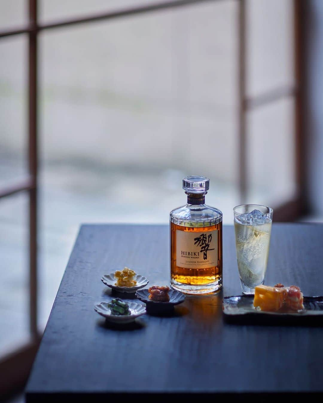 響 | SUNTORY WHISKY HIBIKIさんのインスタグラム写真 - (響 | SUNTORY WHISKY HIBIKIInstagram)「. HIBIKI TIME　～二十四節気・立秋～  ふと吹き抜ける涼風に、心地よい秋の気配を感じて。 Feel a pleasant sense of fall with cool breezes which blow from time to time.  #hibiki #響 #二十四節気 #24seasons #立秋 #risshu #earlyautumn #withnature #fruits #vegitables  #ハイボール #highball #おつまみ #appetizer #窓 #window」8月12日 18時04分 - suntorywhisky_hibiki