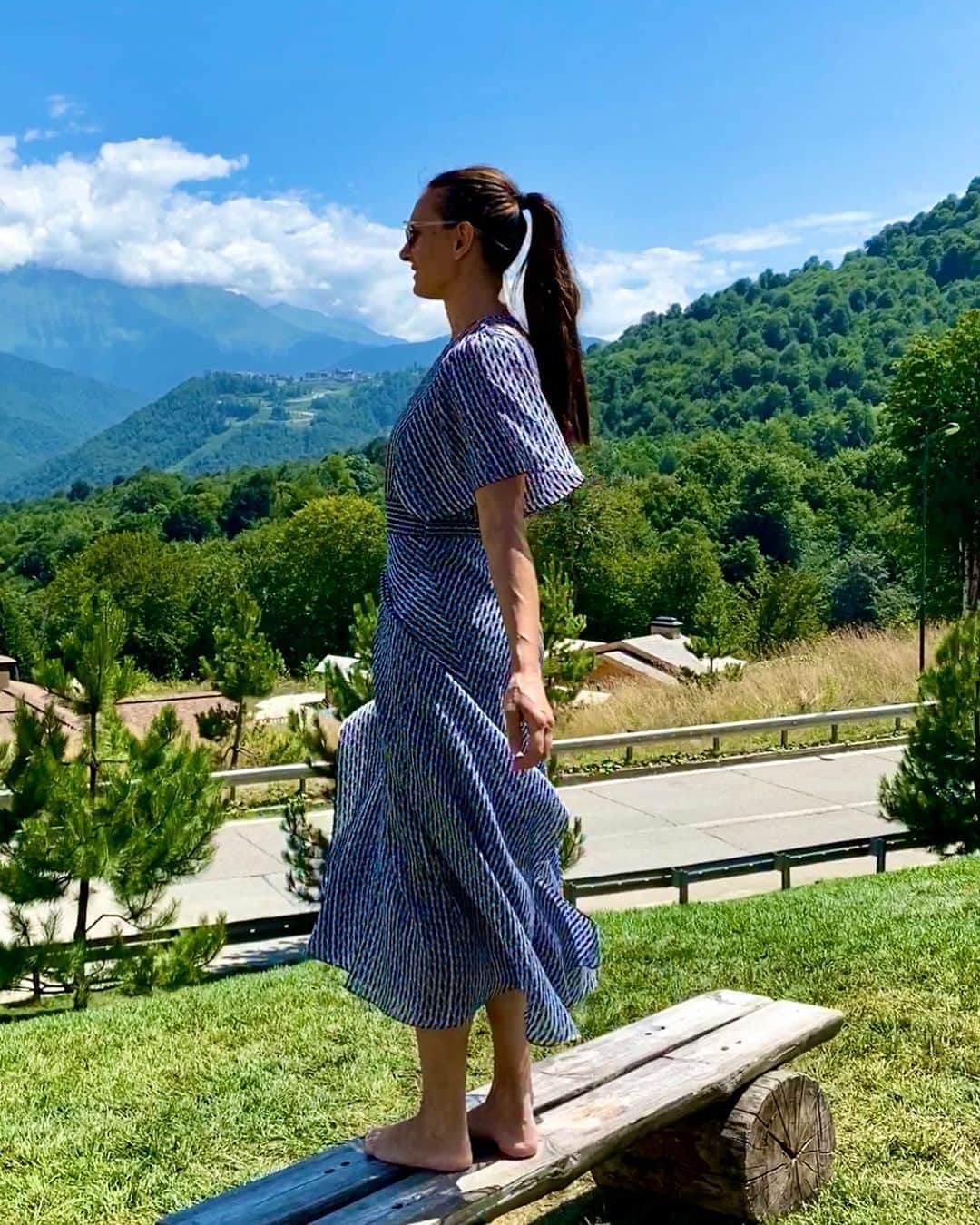 エレーナ・イシンバエワのインスタグラム：「🏔 Высоко стою, далеко гляжу, 😎 Всех вижу, все замечаю! ⠀ Да, в такие моменты понимаешь, человек мелкое и беспомощное существо, против сильной, красивой  и натуральной природы. ⠀ Вы ощущаете на себе могущество природы? А свою слабость и беспомощность против неё?!🤔 ⠀ 🏔 I stand high and look far away, 😎 I see everyone, I notice everything! ⠀ Yes, at such moments you understand that a person is a small and helpless creature, against a strong, beautiful and natural nature. ⠀ Do you feel the power of nature? And your weakness and helplessness against it?!🤔」