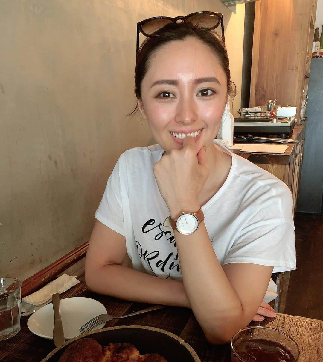 東美樹さんのインスタグラム写真 - (東美樹Instagram)「5:30am朝活ファッション🥐☕️☀️ 大好きなデンマークの腕時計ブランドNordgreen @nordgreenofficial_japan 🇩🇰 シンプルなデザインだからTシャツ&レギンスのスポーティなコーディネートでもしっくり馴染んでくれる🐰 . ヴィーガンレザーで出来たベルトが可愛いし肌馴染みがすごく良い〜！ ベルト部分はつけ外し可能でカスタマイズも簡単に出来るから嬉しい♬ (ノーマルレザーも販売してます☺︎) . パッケージから全てエコやサステナブルにこだわった、地球のことを考えた腕時計。  地球に優しい活動しているブランドさんをもっとサポートしたいと思います🌱🌏 . 8月末までnord greenの腕時計が15%offで購入可能です☺︎ メンズもあるので是非チェックしてみてください♡ クーポンコード: Higashi (15%off 8/31まで有効) . @nordgreenofficial_japan @nordgreenofficial . #Nordgreen #ノードグリーン #PR #danishdesign #scandinaviandesign #minimalism #sustainablefashion #ecofriendly #veganleather #animist #腕時計 #北欧デザイン #手元倶楽部 #サステナブルファッション #環境に優しい #地球を守ろう #エコフレンドリー #tokyoyoga #朝活女子部 #東美樹 #mikihigashi #animistmiki」8月12日 18時17分 - mikko.36___