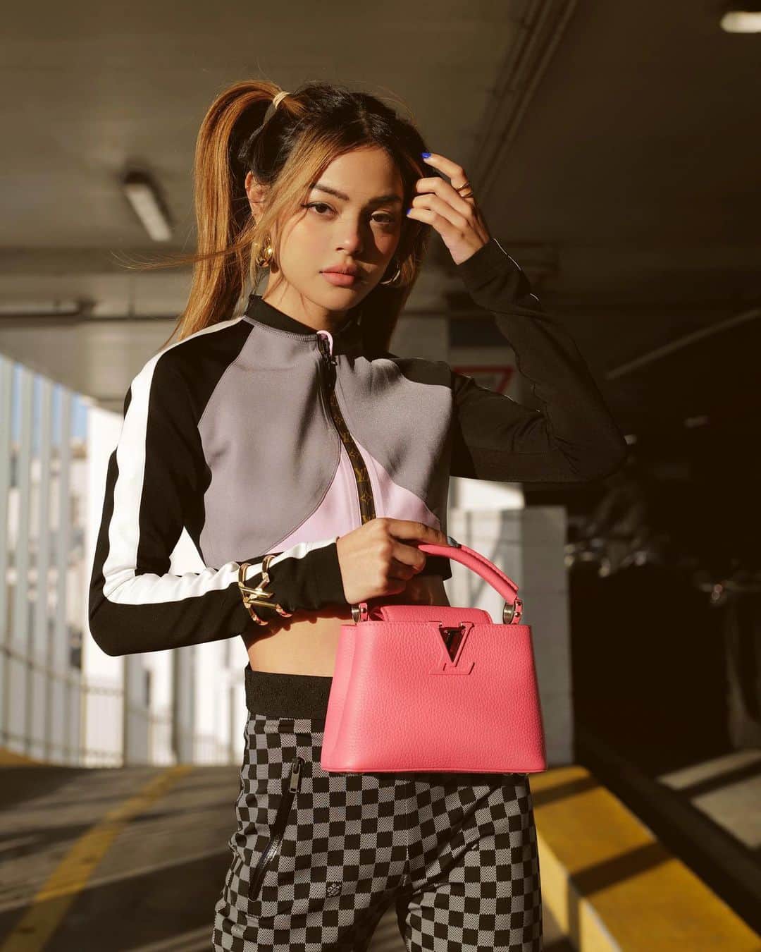 リリーマイマックのインスタグラム：「Pop of colour 🌺 @louisvuitton #lvcapucines」