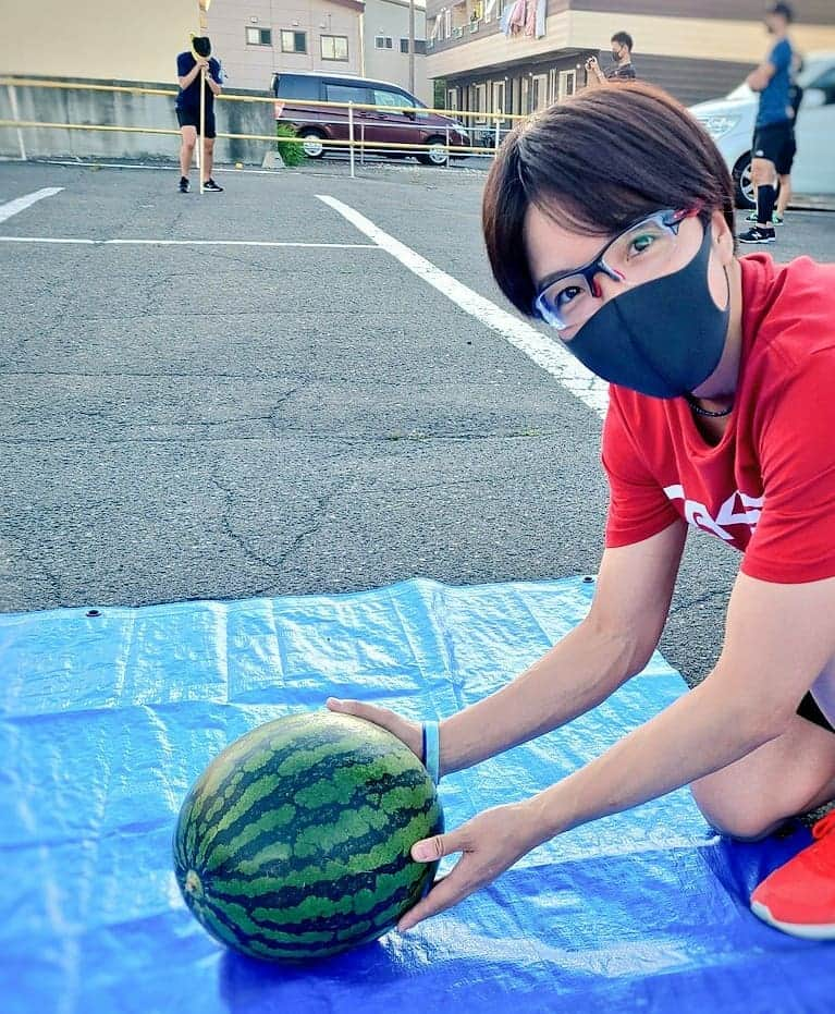 小平奈緒さんのインスタグラム写真 - (小平奈緒Instagram)「体調管理とできる対策を万全に、北の大地で氷上トレーニングをしています⛸️ 毎年恒例の、新入生によるスイカ割り🍉✴️今年は素晴らしくキレイに真っ二つ‼️ しっかり手洗いをしてから、美味しくいただきます🍴🙏 #JA全農長野 #JA松本ハイランド #信州産 #スイカ🍉」8月12日 18時11分 - nao.kodaira