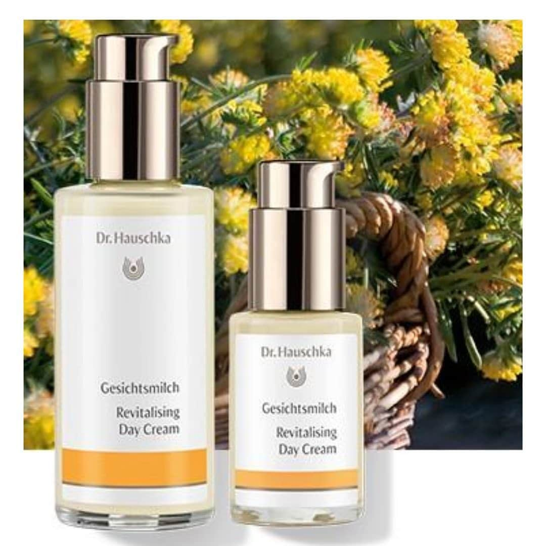 Dr. Hauschka Japan ドクターハウシュカさんのインスタグラム写真 - (Dr. Hauschka Japan ドクターハウシュカInstagram)「🌻20%OFF商品結果発表🌻⁠⠀ みなさまのコメントやご参加ありがとうございました。⁠⠀ .⁠⠀ .⁠⠀ 最も多かった商品は、クレンズクリームとクレンジングミルクでしたが、今回はコメントいただいた5アイテム全てを対象とさせていただくことにいたしました😀✨⁠⠀ ※商品情報はスワイプ👉⁠⠀ .⁠⠀ .⁠⠀ ・クレンジングミルク⁠⠀ 肌のバリア機能を守りながら、植物オイルでしっかり メイクや汚れを落とすミルククレンジング⁠⠀ .⁠⠀ .⁠⠀ ・クレンズクリーム⁠⠀ 泡立たない界面活性剤フリーの洗顔ペースト 毛穴汚れを落としながらゆらぎ肌をケア⁠⠀ .⁠⠀ .⁠⠀ ・フェイシャルトナー⁠⠀ アンチリスブルネラリアのエキスがたっぷりの 化粧水。使い続けると、肌の基礎体力がアップ⁠⠀ .⁠⠀ .⁠⠀ ・リバイタライジングデイクリーム⁠⠀ さらりとしたテクスチャーで使いやすい乳液タイプ お肌のトーンアップをしながらしっかり保湿⁠⠀ .⁠⠀ .⁠⠀ ・ボディオイル ＜バーチアルニカ＞⁠⠀ 天然香料のレモングラスの香りがここちよい セルライトや引き締めケアにぴったりの ボディオイル ⁠⠀ .⁠⠀ .⁠⠀ ⁠⠀ 期間限定&Dr.ハウシュカ公式アカウントをフォローしていただいているみなさま限定で20%OFFでお買い求めいただけます！期間中にクーポンコードをご利用の上、お買い求めください✨⁠⠀ .⁠⠀ .⁠⠀ 【SALE期間】⁠⠀ 8月13日(木)～8月20日(木)23：59⁠⠀ .⁠⠀ 【クーポンコード】⁠⠀ 27SPD9ST⁠⠀ .⁠⠀ .⁠⠀ ※ご購入の際はクーポンコードをご利用ください。⁠⠀ ※クーポンコードをご利用にならない場合20%OFF対象外となりますのでご了承ください。⁠⠀ ※クーポンコードは公式オンラインサイト限定となります。公式オンラインサイト以外のWEBサイトや店舗でのご利用はできかねますのでご了承ください。⁠⠀ ※期間限定となります。⁠⠀ ※他のクーポンとの併用は不可です。⁠⠀ ※本キャンペーンは都合により事前のお知らせなしに変更または終了となる場合がごじいますのでご了承ください。⁠⠀ .⁠⠀ .⁠⠀ #ドクターハウシュカ #Drハウシュカ ⁠⠀ #ナチュラルコスメ #オーガニックコスメ #スキンケア #ボディケア #夏コスメ #海外コスメ ⁠⠀ #セール #セール情報 #期間限定 #セール品 #セール中 #SALE #サマーセール #クレンジングミルク ⁠#乾燥ケア #乾燥対策 #ナチュラル #ボディケア #スキンケアマニア #保湿  #ひきしめボディ #ボディケアコスメ #ボディケア用品 #むくみ #むくみケア #セルライトケア #オイル美容 #キャンペーン実施中」8月12日 18時13分 - drhauschkajapan