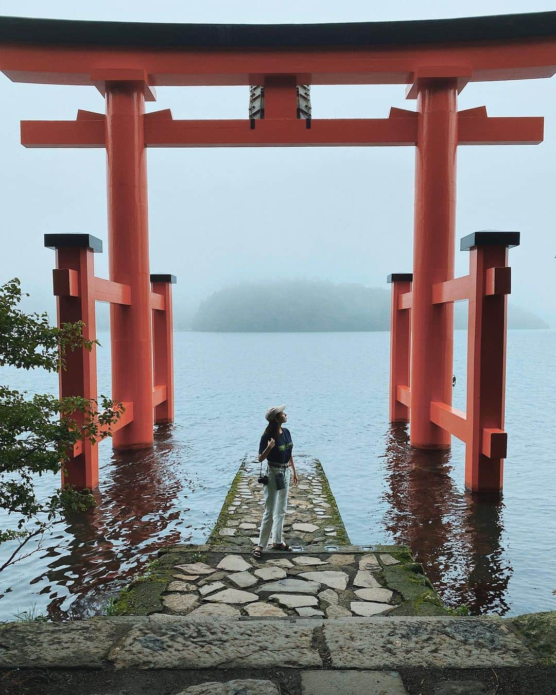 茉莉さんのインスタグラム写真 - (茉莉Instagram)「⛩🎋 . . 箱根神社に行ってきたよ。😌 何度も訪れているくらい、 箱根は大好きな所なんだけど いつ来てもこの神秘的な鳥居には感動します… . . . #箱根神社#箱根旅行#YouTube撮ったよ#ぜひ見てね#旅vlog#まり茶んねる」8月12日 18時14分 - mari._xx