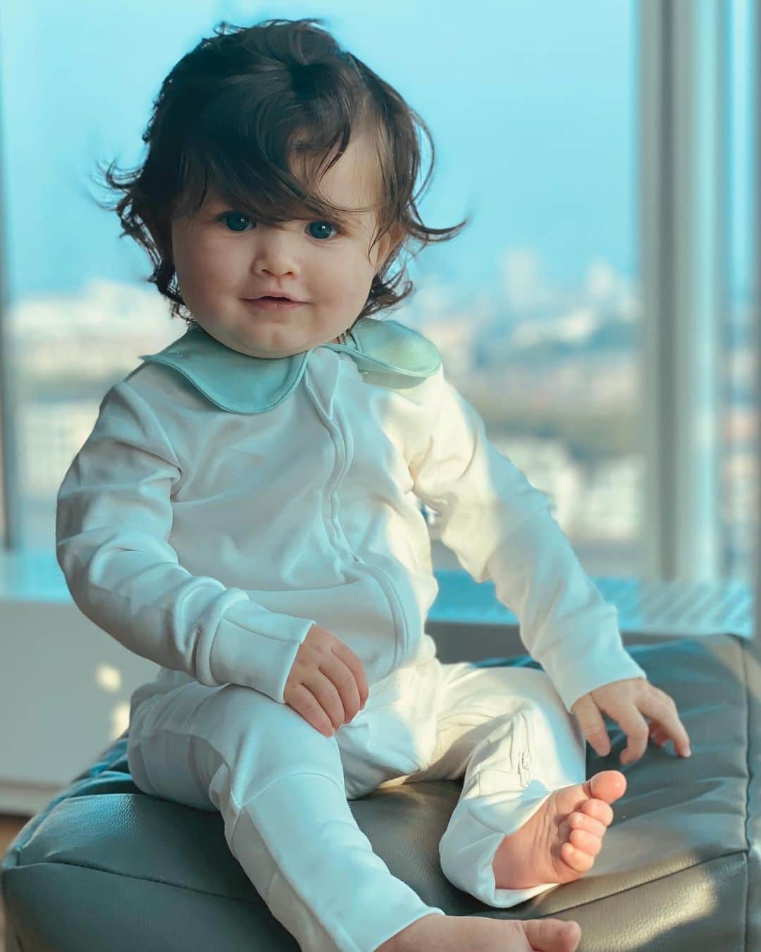 エイミー・ウィラートンのインスタグラム：「So much has changed. It’s like returning to a new city that has lost half is residents 🤣 #London feels EMPTY ... We are so happy to be #home finally with our baby girl 🏠 #5monthslater #7monthsold」