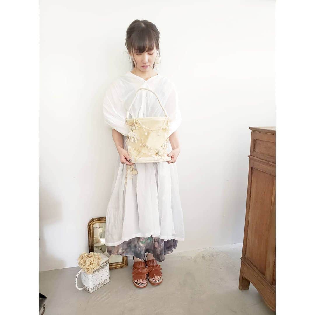 エムスールさんのインスタグラム写真 - (エムスールInstagram)「［ New］ デザイナーによる一点物･･･* . . m.soeurのオンラインサイト、 「Lilaf by m.soeur」に 新作のバッグが届きました･･･＊. . 使い勝手の良いキャンバス地に、 紅茶染めのお花とレースがコラージュされて、 アンティークな雰囲気たっぷりに仕上がっています。. . お荷物の収納もしっかり出来るので 様々なシーンで活躍できそうです♩. . 広めのマチにしっかりとしたロープの持ち手で、 たくさんお荷物を入れる方にもおすすめです。. . . インテリアとしてお花を入れて飾ったり、タオルや靴下などの収納に使っても◎ . 限定1点なのでお見逃しなく･･･🍃. . . ▽ Check / こちらからどうぞ＊. https://lilaf-by-msoeur.com. . #msoeur #エムスール #Lilafbymsoeur #リラフ #flowerbottleLight #バケツバッグ #インテリア #おうち時間 #interiorgoods  #bag #flower #花 #レース #アンティーク #クラシカル #限定 #紅茶染 #収納  #花のある暮らし #布花 #染花 #ハンドメイド #新作 #1点もの」8月12日 18時19分 - m_soeur