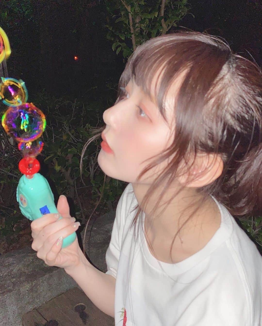金久保マユ（ぼんぼん）さんのインスタグラム写真 - (金久保マユ（ぼんぼん）Instagram)「愛する人はあなただけ〜！ 誰も邪魔させない〜〜〜 シャボン玉といえば思い出すのはこの曲🎈 . . . . 最近は暑いですね〜〜 本当に夏。語彙力。笑 . . . まだまだ暑い日は続きそうですが、身体に気を付けていきましょ~！私は毎日魚と納豆を食べてます💪（笑） . . . . . 写真と動画撮る一瞬だけマスクを外しました😷 . . . . . . #シャボン玉#tiktok#えもい#キンモクセイ#たのしかった#動画#クリエイター#Tシャツ#ショーパン#夏#ぷりんと倶楽部#そとあそび#前髪#メイク#美意識向上#アイシャドウ#エチュードハウス#ポニーテール#ポニテ#しろ#キティちゃん#ユニクロ#プチプラ#プチプラコーデ#公園#asmr#photo#animegirl#follome#love」8月12日 18時19分 - kanakubo_mei