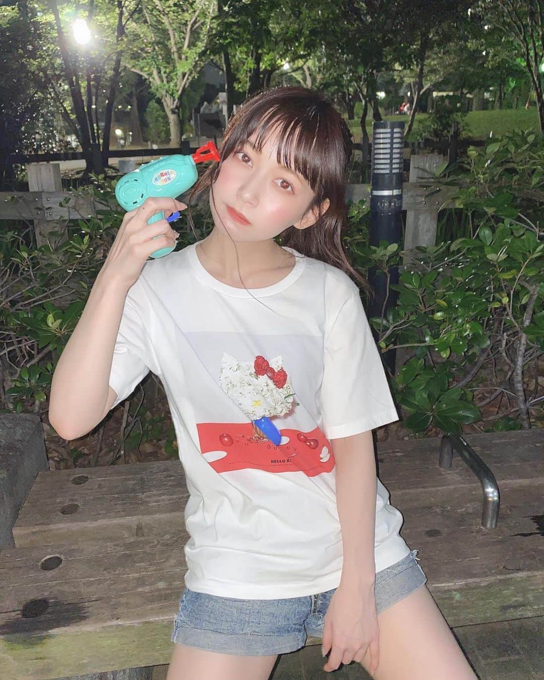 金久保マユ（ぼんぼん）のインスタグラム：「愛する人はあなただけ〜！ 誰も邪魔させない〜〜〜 シャボン玉といえば思い出すのはこの曲🎈 . . . . 最近は暑いですね〜〜 本当に夏。語彙力。笑 . . . まだまだ暑い日は続きそうですが、身体に気を付けていきましょ~！私は毎日魚と納豆を食べてます💪（笑） . . . . . 写真と動画撮る一瞬だけマスクを外しました😷 . . . . . . #シャボン玉#tiktok#えもい#キンモクセイ#たのしかった#動画#クリエイター#Tシャツ#ショーパン#夏#ぷりんと倶楽部#そとあそび#前髪#メイク#美意識向上#アイシャドウ#エチュードハウス#ポニーテール#ポニテ#しろ#キティちゃん#ユニクロ#プチプラ#プチプラコーデ#公園#asmr#photo#animegirl#follome#love」