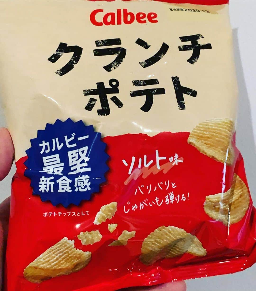酒井雄二のインスタグラム：「#カルビー 最堅 #クランチポテト ガリゴリと #おやつパトロール」
