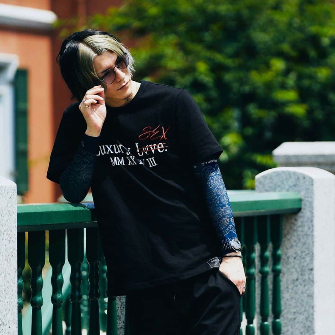 飯岡拓也のインスタグラム：「ふぉいくんのアパレルブランド 『Luxury Love』 大盛況！ #レペゼン地球 #djふぉい #ふぉい」