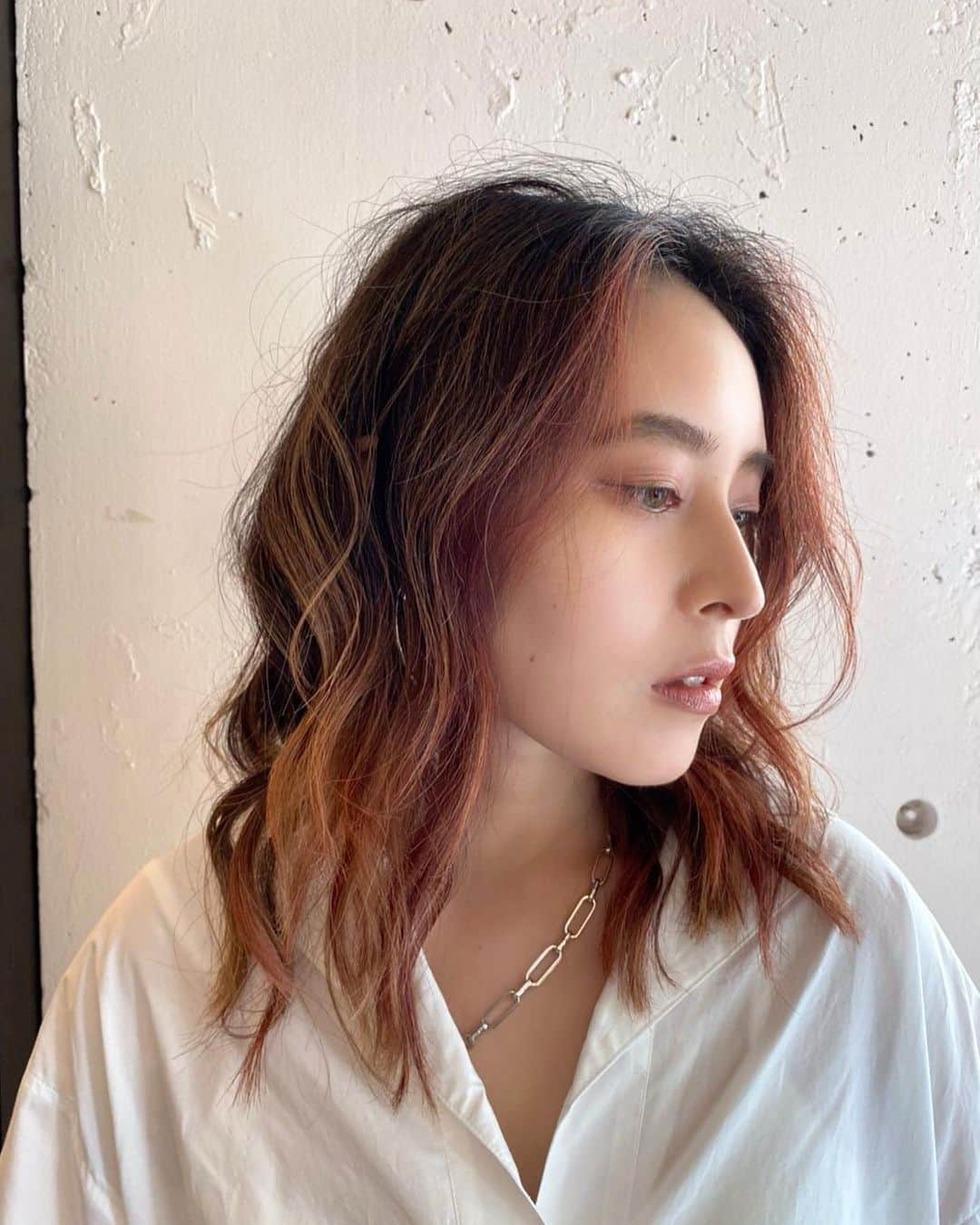 西恵利香さんのインスタグラム写真 - (西恵利香Instagram)「💇‍♀️💇‍♀️New Hair💇‍♀️💇‍♀️﻿ ﻿ ﻿ 西>色を入れてみたいんだよね🤔﻿ かつ>やっちゃう？﻿ ﻿ みたいな感じでああでもないこうでもない相談にのってくれて完成しました。。！﻿ ﻿ いつもありがとう！﻿ @katsu_goto﻿ ﻿ 顔回りと毛先に少しピンク！﻿ いつもアッシュ系ばかりだったから新鮮🌷﻿ ﻿ これで残りの夏楽しんじゃうぞ〜〜〜﻿ 暑すぎるけどな！﻿ ﻿ ﻿ 8月ももう気付けば半ばですがまだまだここから色々あります！﻿ 今週はSNSをぜひチェックしててほしい🐬﻿ ﻿ ﻿ ﻿ #hairbykatsu﻿ #tiechel﻿ #hairstyle﻿ #newme﻿ #nishierika﻿ #hilight﻿ #hilight﻿ #hilight﻿ #hilight﻿」8月12日 18時27分 - nishierika_0111