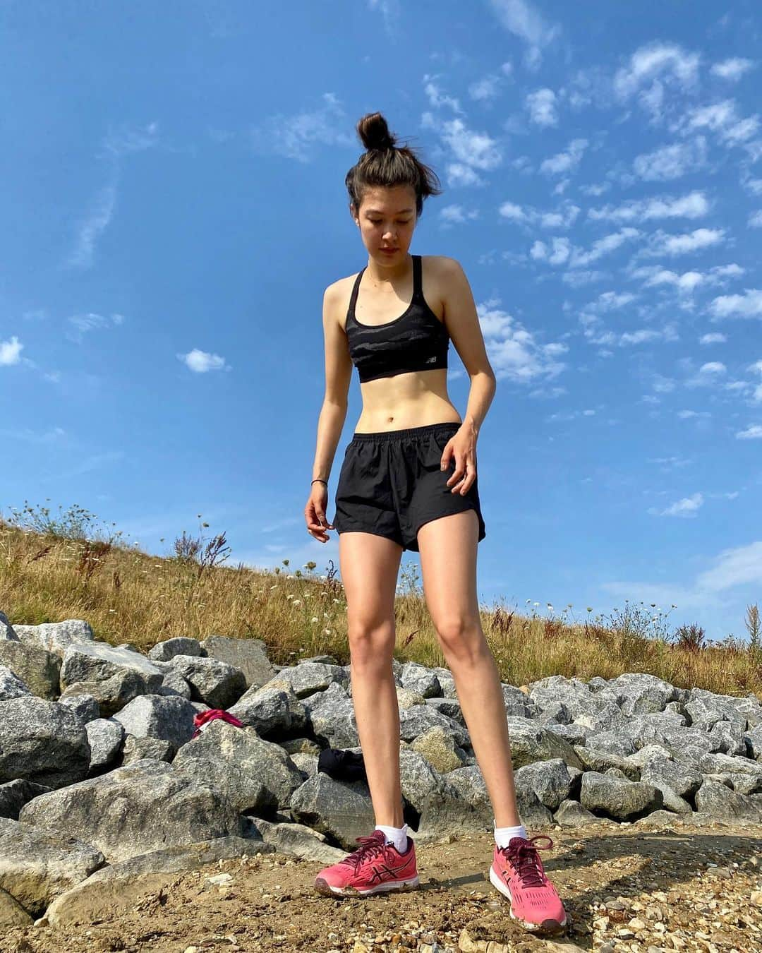 香華（KOuKA）のインスタグラム：「My long run days are the most free I feel all week. Running has been my release throughout lockdown and the insanity and uncertainty of the last few months 🏃🏻‍♀️❤️#marathontraining #ultrarunning #trailrunning #マラソン #ランニング」