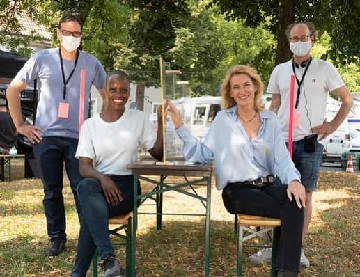 フローレンス・カサンバのインスタグラム：「#drehstart für den NDR „Tatort: Die Rache an der Welt“. Charlotte Lindholm @mariafurtwaengler und Anaïs Schmitz #florencekasumba ermitteln wieder: Bis zum 10. September steht das Kommissarinnen-Duo für den NDR in Göttingen und Umgebung sowie in Hamburg für seinen vierten „Tatort“- Einsatz vor der Kamera. Regie: Stefan Krohmer (rechts), Kamera: Patrick Orth (links), Drehbuch: Daniel Nocke, Produzentin: Iris Kiefer (filmpool fiction), Producerin: Annette Köster, NDR Redaktion: Christian Granderath und Sabine Holtgreve. Foto: NDR/ @christine_schroeder_fotografie christine_schroeder  #mariafurtwaengler #stefankrohmer #patrickorth #filmpoolfiction」