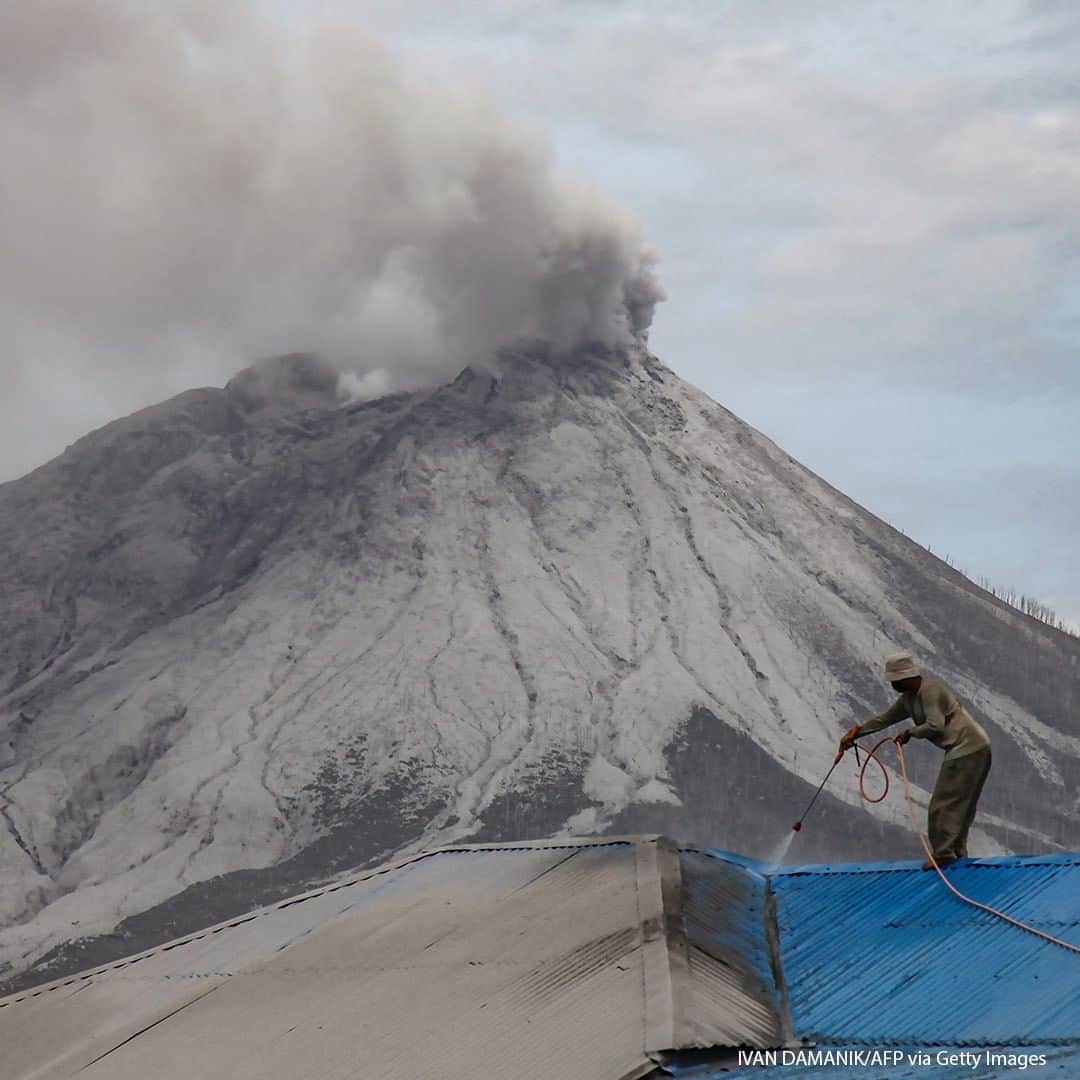 ABC Newsさんのインスタグラム写真 - (ABC NewsInstagram)「A villager cleans volcanic ash from his roof in Karo, North Sumatra, Indonesia a day after the eruption of Mount Sinabung. #indonesia #volcano #volcanoeruption」8月12日 18時30分 - abcnews