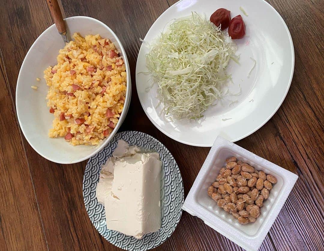 小田幸平のインスタグラム：「今日はチャーハン、キャベツ、豆腐、納豆、梅干し。#愛媛マンダリンパイレーツ#中日ドラゴンズ#読売ジャイアンツ#はげch#チャーハン」