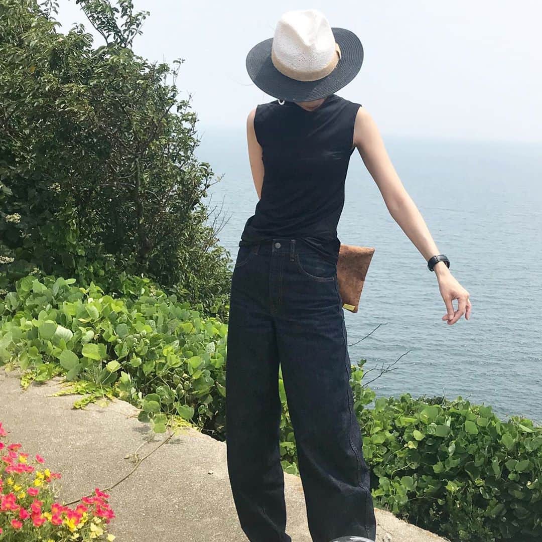 のインスタグラム：「2020,8.12 . #いつコ  ちょっとお出かけ😊 . 5年前の大好きな @zara のハット  ホンマに好き(ت)⤴︎ ⤴︎⤴︎ . 暑いから#エアリズム のノースリーブ着て\♡/" .  tops.denim #uniqlo #ユニクロ hat #zara  sandal #teva  bag #soli   #ユニクロTシャツ部 #ユニT #uniqloginza2020SS #Tシャツコーデ #PR  #上下ユニクロ部  #高身長女子  #デニムコーデ #ユニデニ#uniqloコーデ  #着回しコーデ #アラフォーコーデ # #locari#ワイドパンツ」