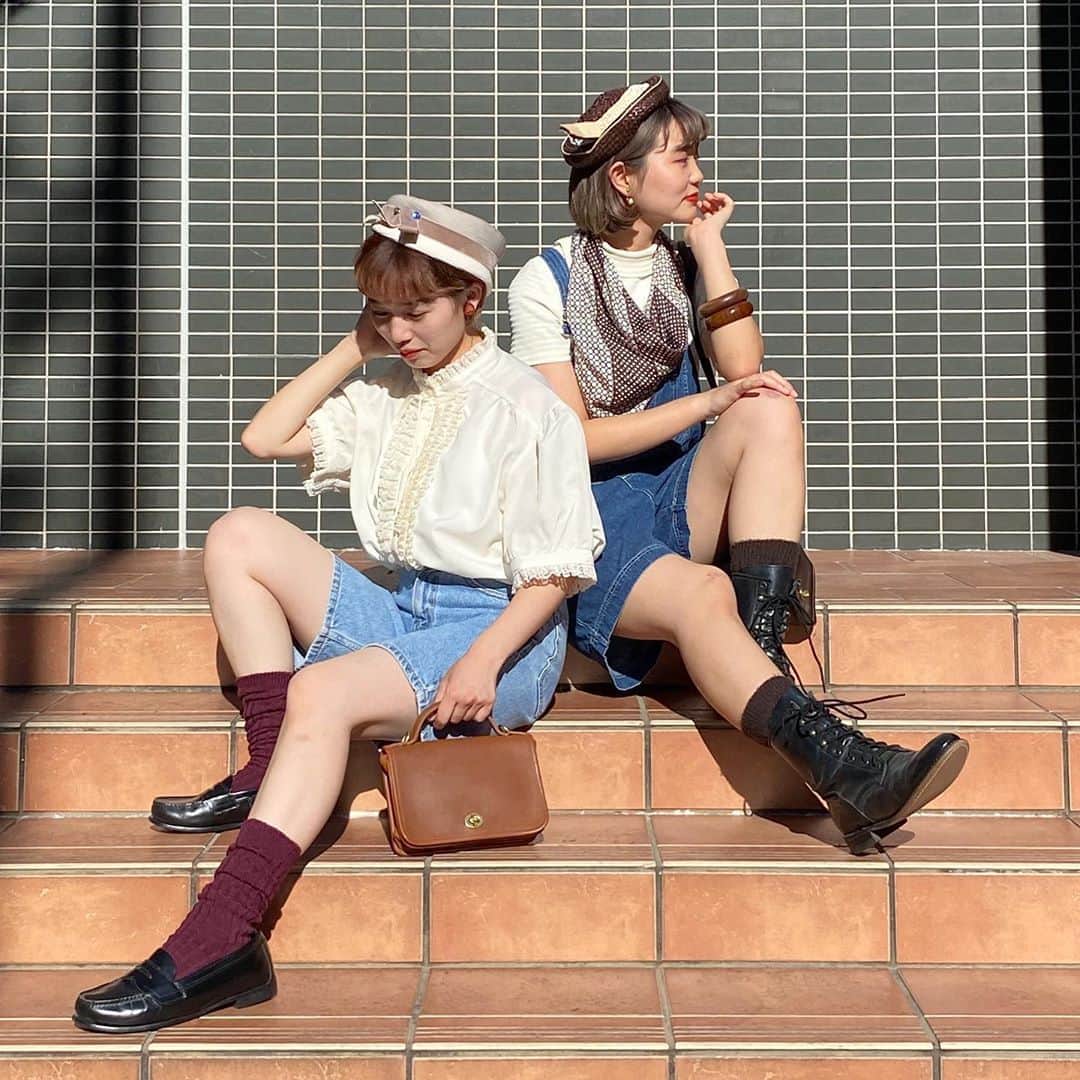 NUTTY Vintage&Collectibleのインスタグラム：「🌇 NEW ARRIVAL 🌇 ㅤㅤㅤㅤㅤㅤㅤㅤㅤㅤㅤㅤㅤ ︎︎︎︎︎︎☑︎vtg 60's middle neck rib knit blouse ☑︎vtg 70~80s frill design blouse ㅤㅤㅤㅤㅤㅤㅤㅤㅤㅤㅤㅤㅤ 暑い日が続いておりますが お洒落な ITガールたちは もう次の季節のことで頭がいっぱい🍂 ㅤㅤㅤㅤㅤㅤㅤㅤㅤㅤㅤㅤㅤ 秋のスタートをきるのに ぴったりなブラウスたちが入荷いたしました。 ㅤㅤㅤㅤㅤㅤㅤㅤㅤㅤㅤㅤㅤ @nutty_yumeyume と @___mr_19 の 小物使いで秋先取りな双子コーディネート🎞 ㅤㅤㅤㅤㅤㅤㅤㅤㅤㅤㅤㅤㅤ 後ほどONLINE STOREにてご覧いただけます。  通販も10%OFFになりますので、 詳細はお気軽にDMにてお問い合わせください📮  🌈❤️Special Thanks❤️🌈 〜2020 Summer〜 ▷▷8/8(sat)〜8/16(sun) 9日間限定◁◁ 🔻店内USED&VINTAGEアイテム  【全品10%OFF】 --セール対象外のアイテムも全品10%OFF-- 🔻さらにONLINE STORE掲載アイテム 【全品10〜50%OFF】&送料無料 ※オリジナルアイテムなどを含む一部除外品あり ※GLAZE KOHL商品は対象外となります」