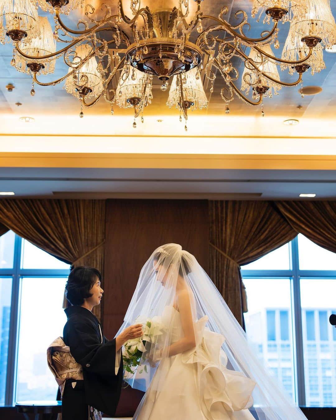 シャングリ・ラ ホテル 東京 ヘブンリーウエディングさんのインスタグラム写真 - (シャングリ・ラ ホテル 東京 ヘブンリーウエディングInstagram)「// ベールダウンセレモニー 今日までたくさんの愛を注いでくれていたお母様。 ご新婦様のことを誰よりも守ってきてくれた存在。 幸せの願いを込めてご新婦様のお支度を完成させます。 ベールに心からの祈りを込めて。  #shangrilahoteltokyo  #シャングリラホテル東京  #シャングリラ花嫁  #shangrilatokyo_heavenlywedding  ーーーーーーーーーーーーーーー #シャングリラホテル#heavenlyweddingtokyo #shangrilatokyo #ヘブンリーウエディング #ウェディング #結婚式 #ホテルウェディング #ホテル挙式 #wedding #花嫁 #ブライダル #東京 #日本中のプレ花嫁さんと繋がりたい #weddingfair #ウェディングフェア #weddingphotography #ウェディング写真 #ウェディングドレス #ants_harano #ベールダウン #家族のきずな」8月12日 18時43分 - shangrilatokyo_heavenlywedding