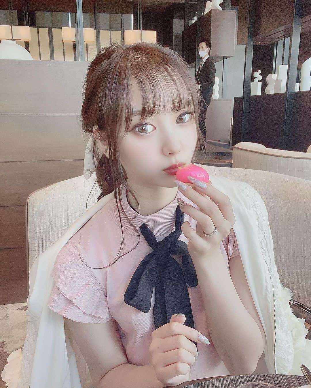 嶋谷愛（あいちゅん）のインスタグラム：「. #コンラッド大阪 に #アフタヌーンティー 🤍🤍 素敵空間🐇✨✨ . . . #conradosaka #hotelconrad #osaka #afternoontea #l4l #♥️ #cafe #アフタヌーンティーセット」